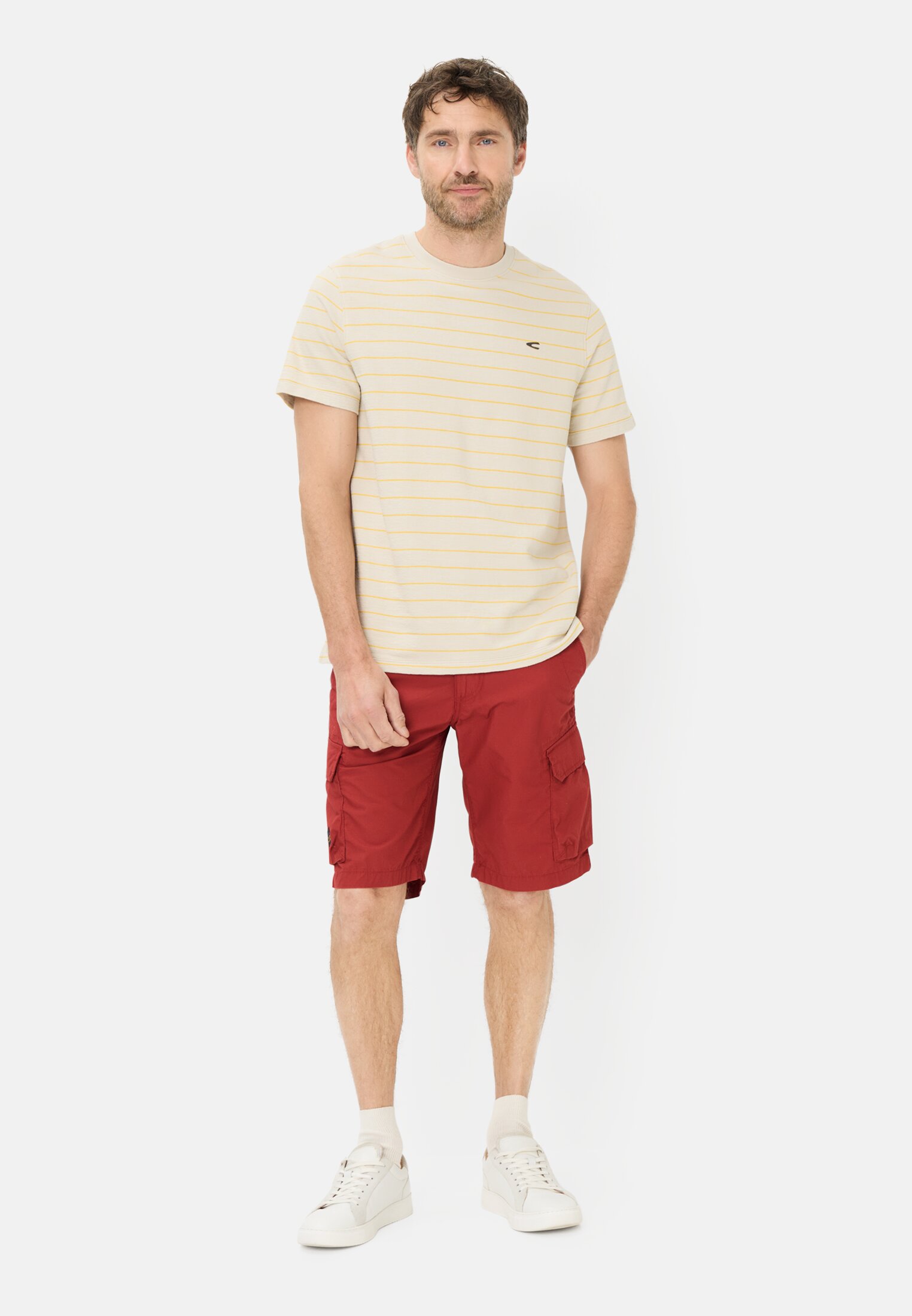 Herren Cargoshorts aus reiner Baumwolle Rot getragen vorne Ganzkörper