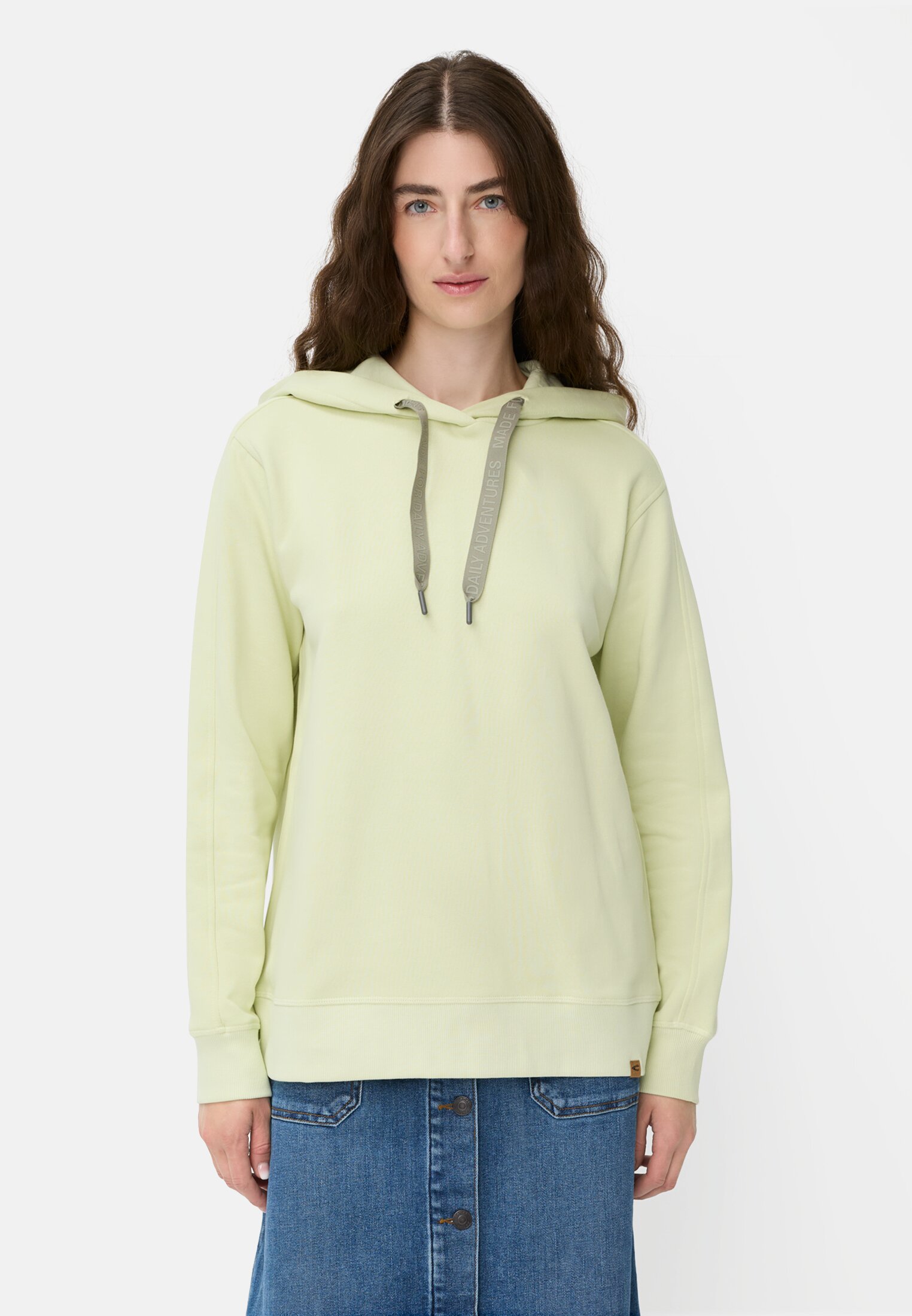 Damen Hoodie aus reiner Baumwolle Limettengrün getragen vorn