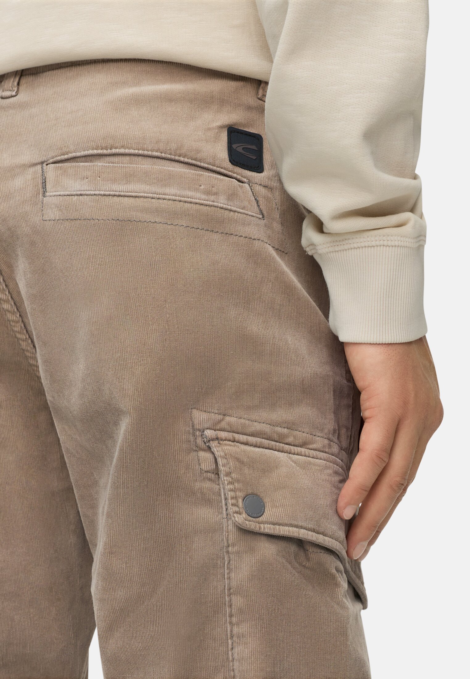 Herren Regular Fit Cargo-Hose Steingrau getragen detailliert nah
