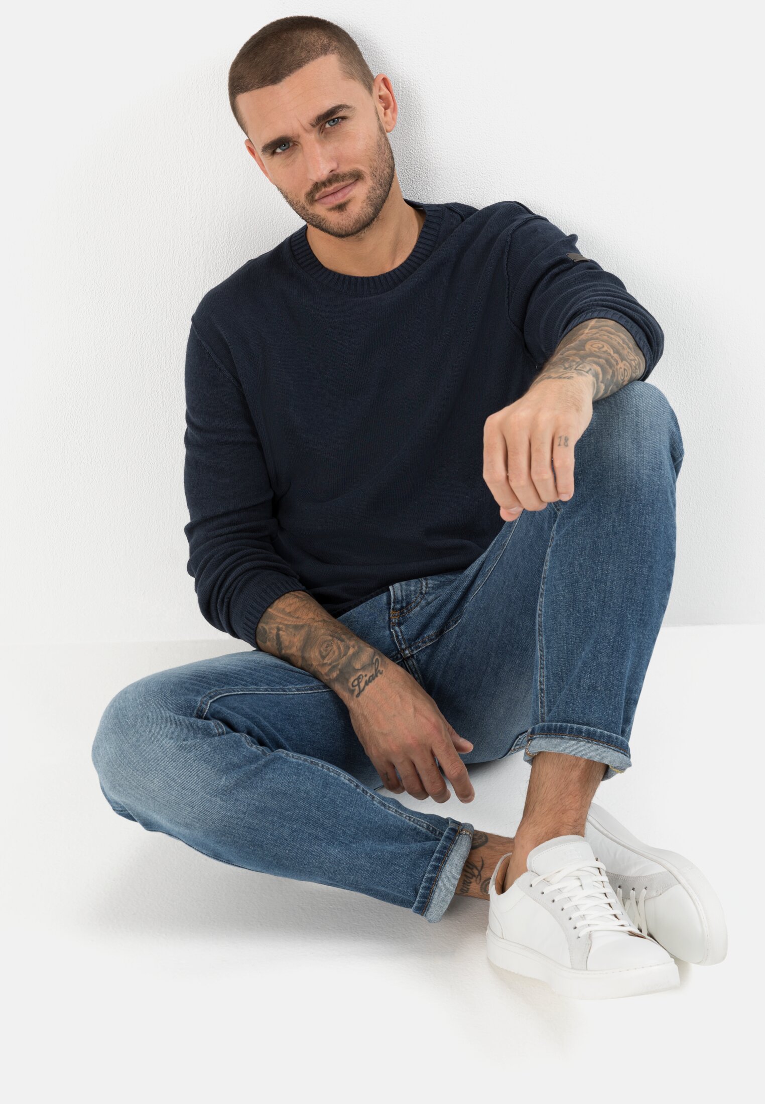 MI_09545-1K31-47_M4-00 Men Lightweight knitted jumper made from a linen blend Dark Blue worn emotional