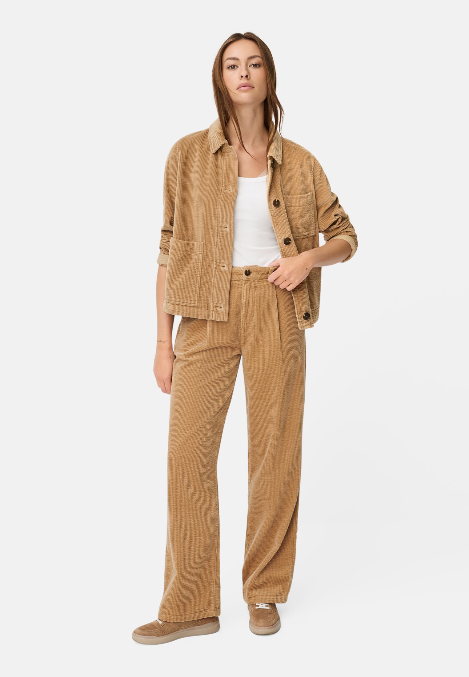 Damen Indoor Blazer im Mehrtaschendesign Karamell getragen vorne Ganzkörper