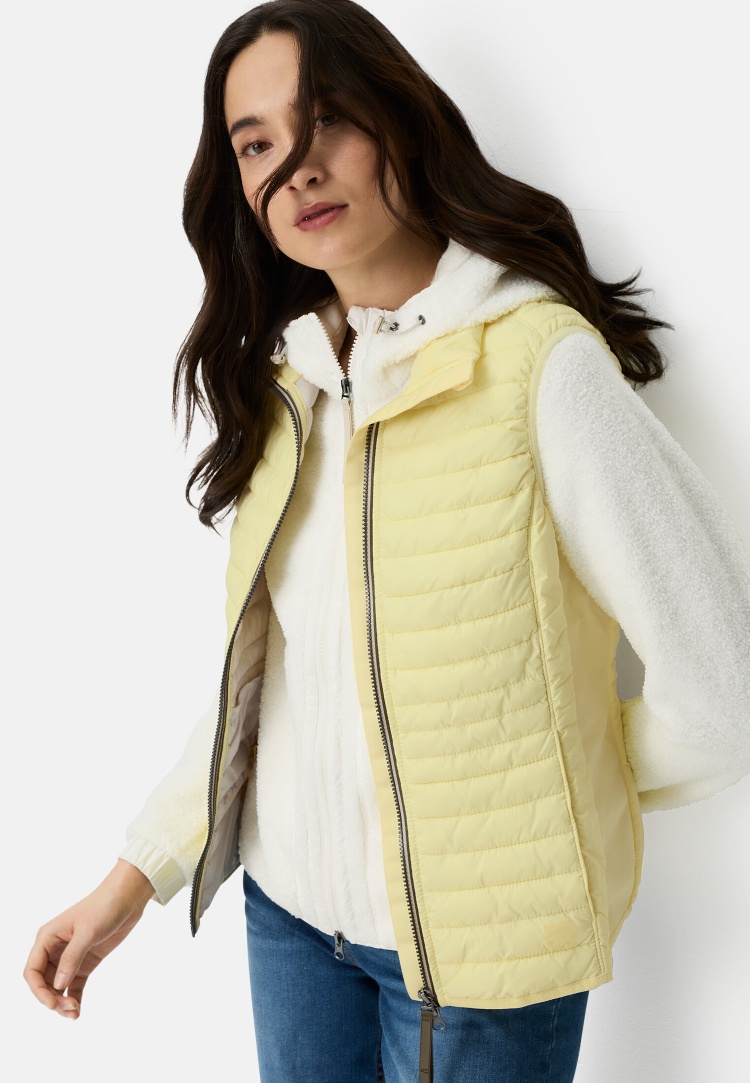 Damen Gefütterte Weste mit Taschen Gelb getragen emotional