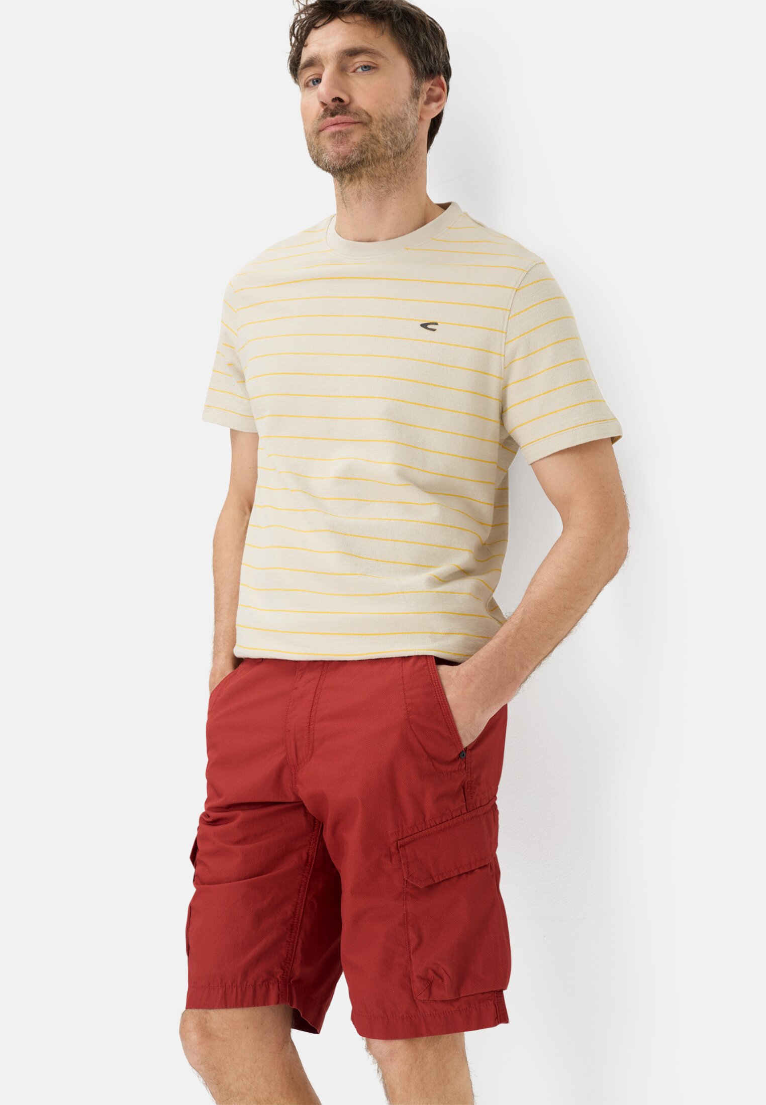 Herren Cargoshorts aus reiner Baumwolle Rot getragen emotional