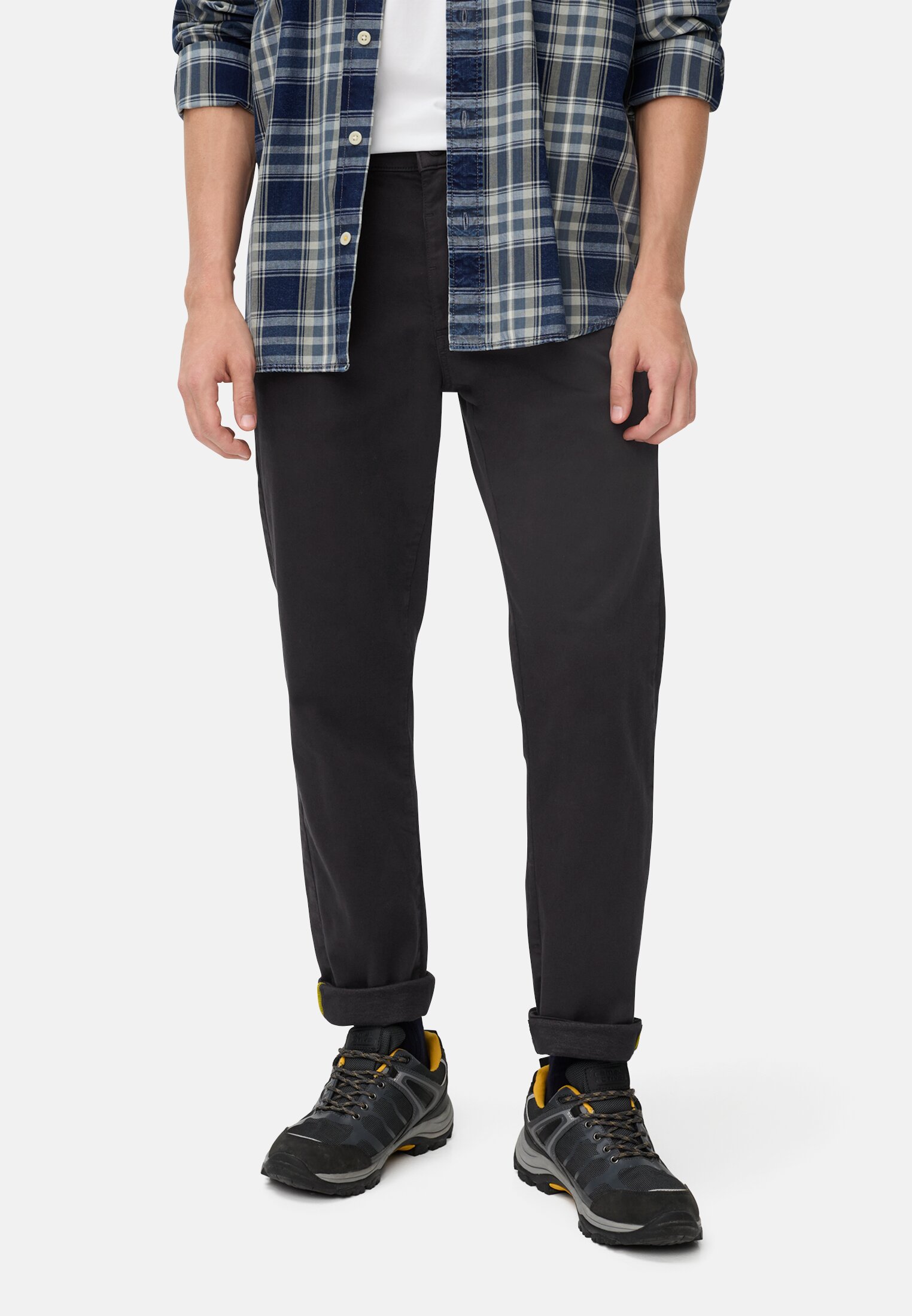 Heren fleXXXactive® chino regular fit gemaakt van katoenmix Marineblauw gedragen voor