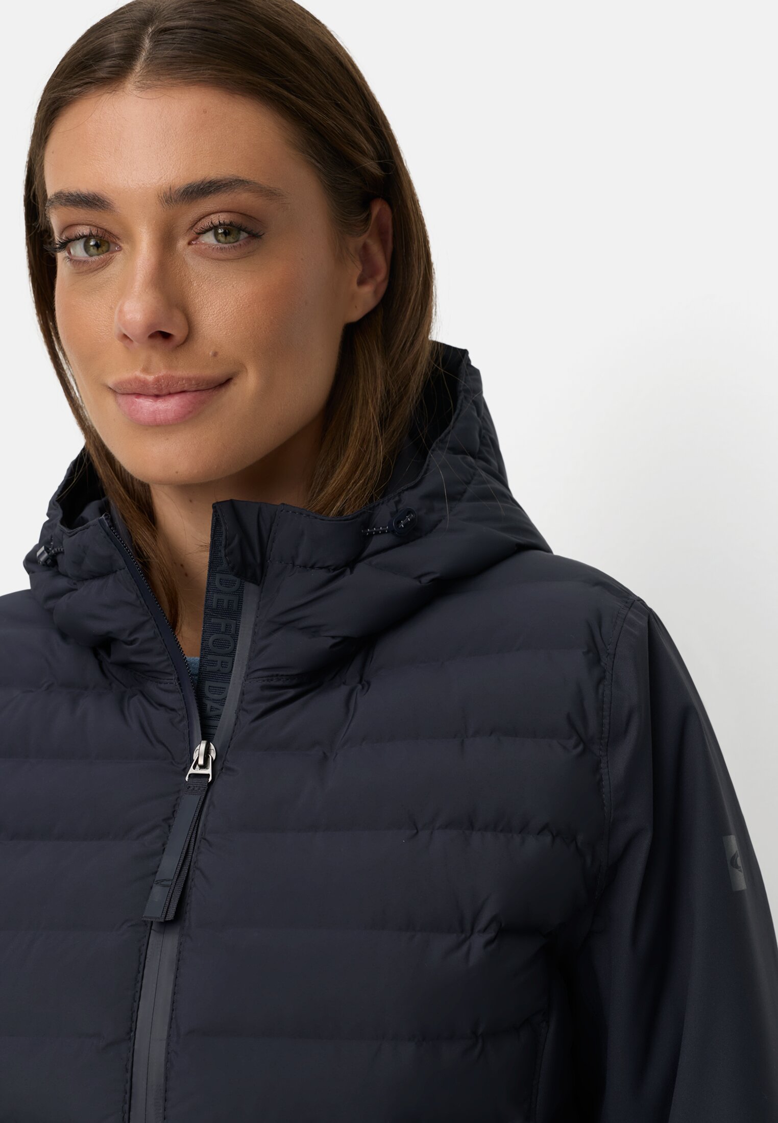 Damen teXXXactive® Funktionsjacke aus atmungsaktiven Material Navyblau getragen detailliert nah