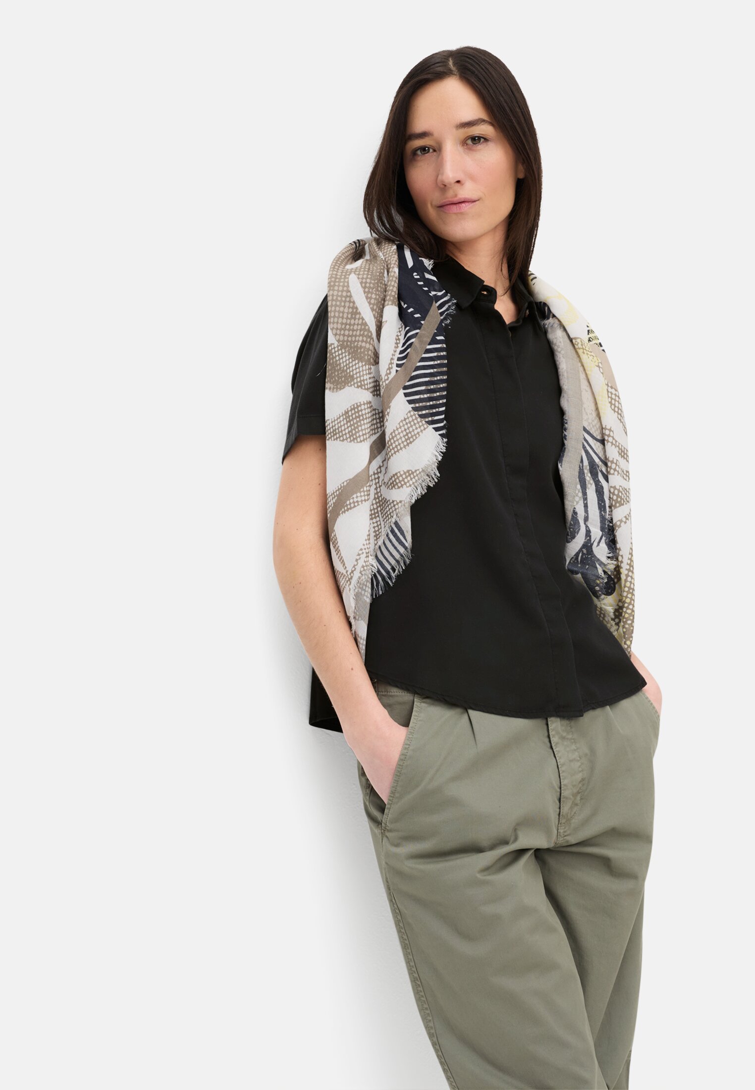 Damen Kurzarm Bluse mit Kentkragen Kaviar getragen emotional