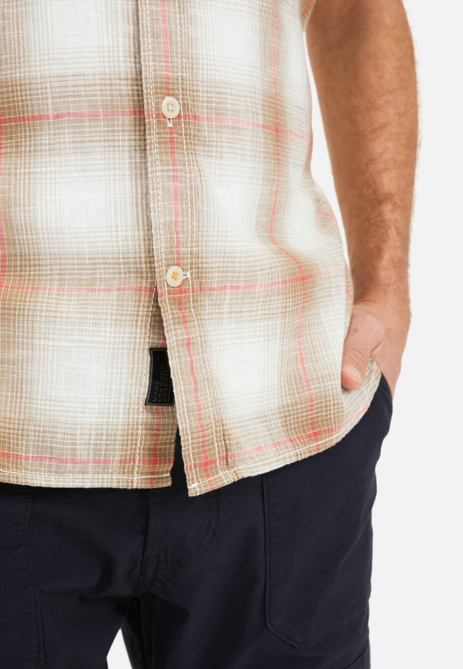 MI_09261-5S61-50_M5-00 Men Checked short-sleeve shirt made of pure cotton Sunfaded Red worn detail close