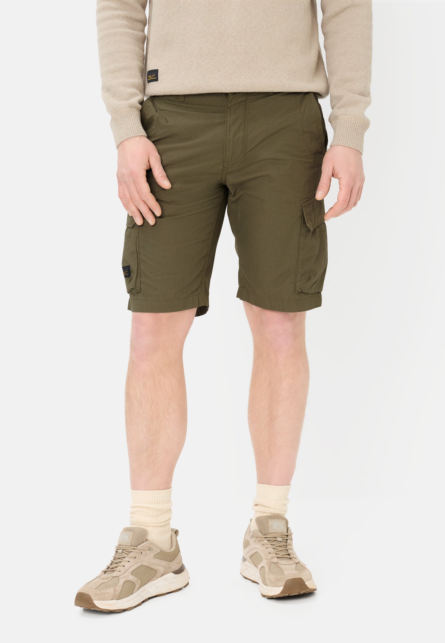 Men Cargoshorts made of pure cotton Olive Green worn front