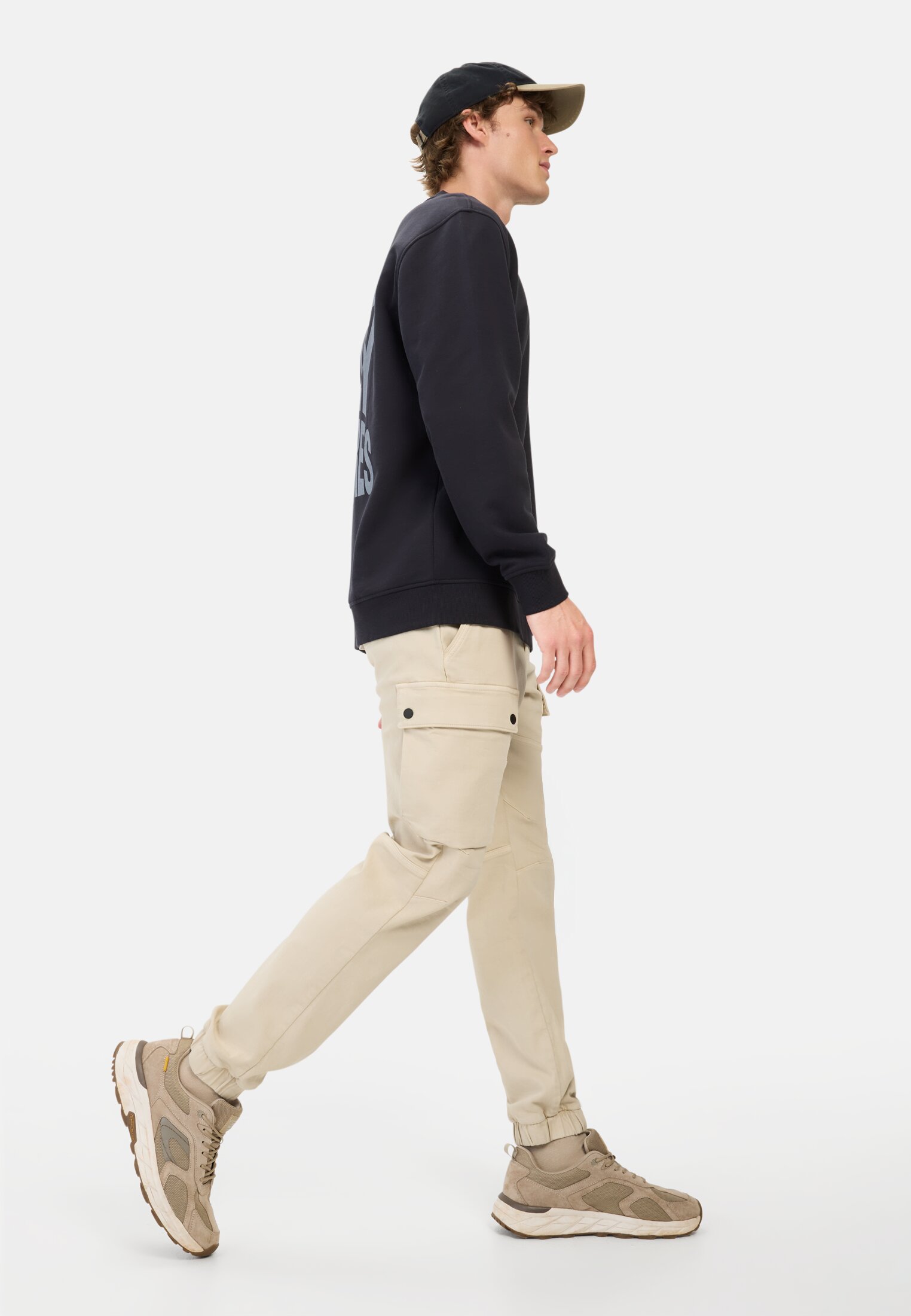 Herren Cargohose im Relaxed Fit Beige getragen emotional