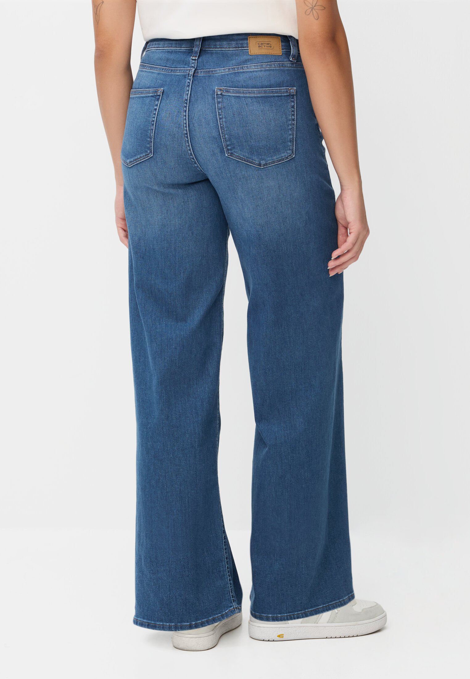 Damen 5-Pocket Jeans mit weitem Bein Mittelblau getragen hinten