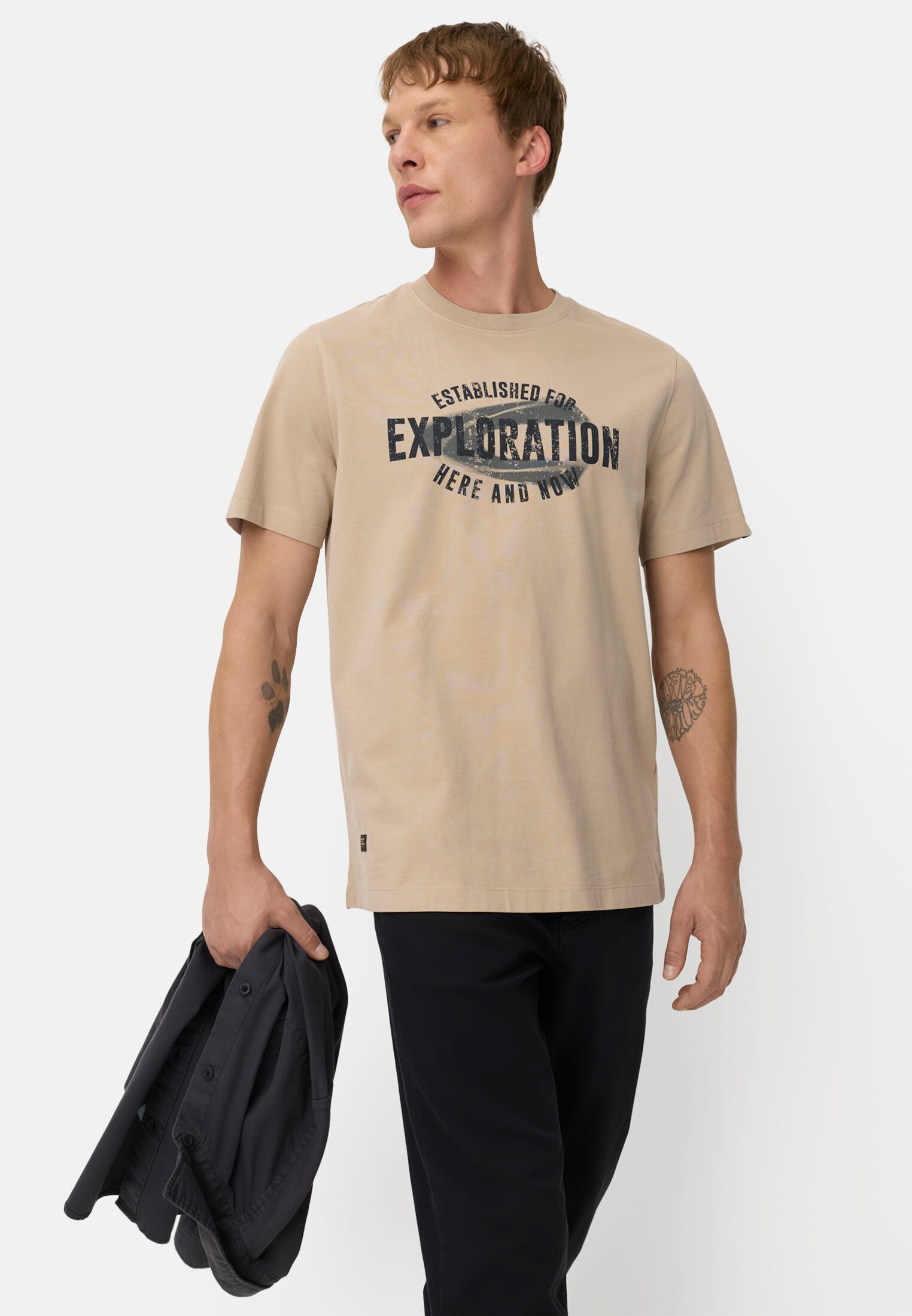Herren T-Shirt mit Motivprint Beige getragen emotional