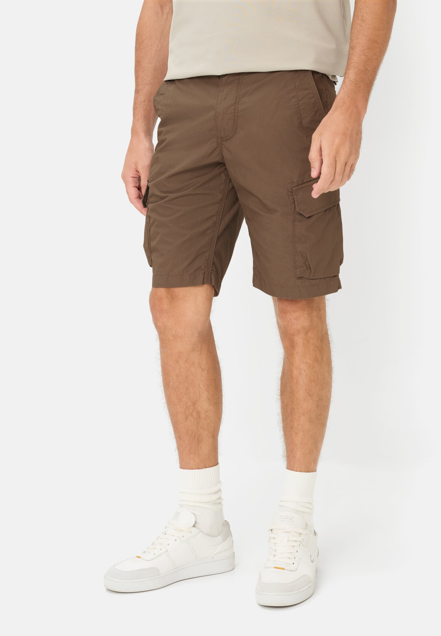 Men Cargoshorts made of pure cotton Brown worn front