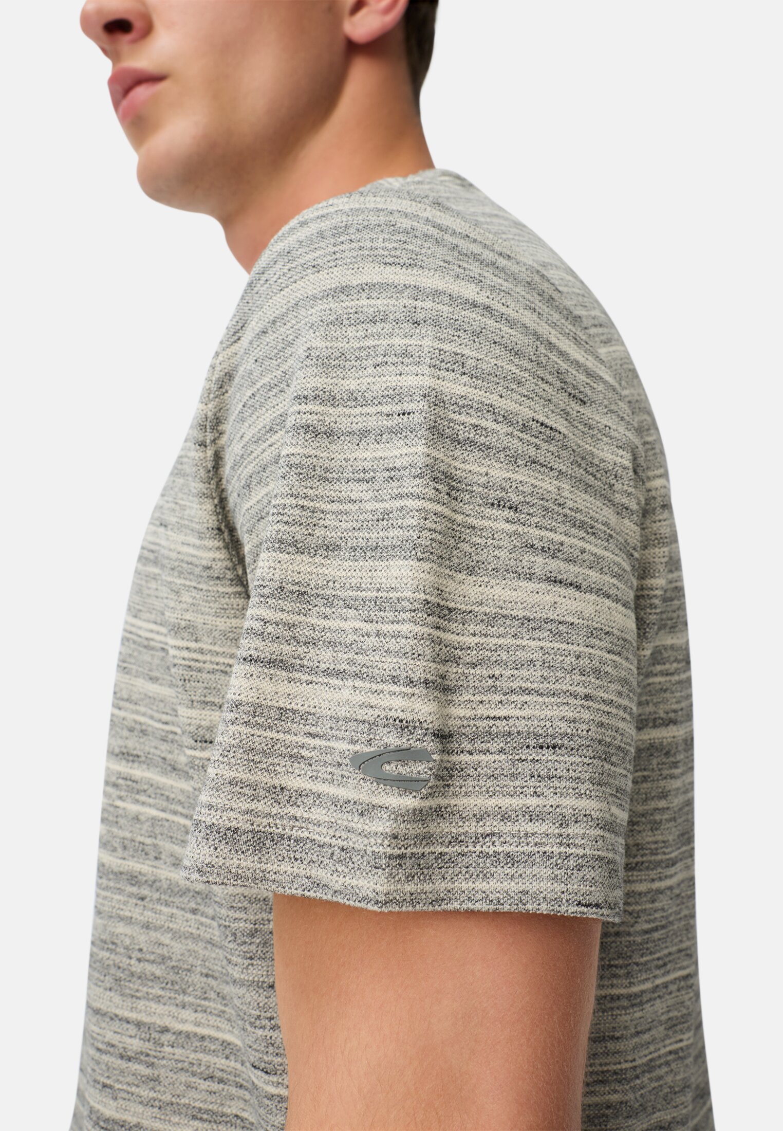 Men T-shirt with cooling performance Oats worn detail close