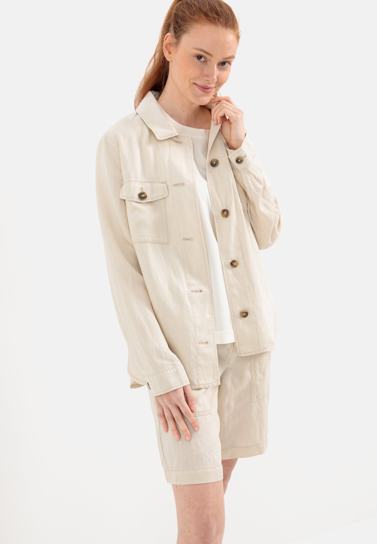 Vrouwen Overshirt  in een zomerse linnenmix Wolwit gedragen emotional