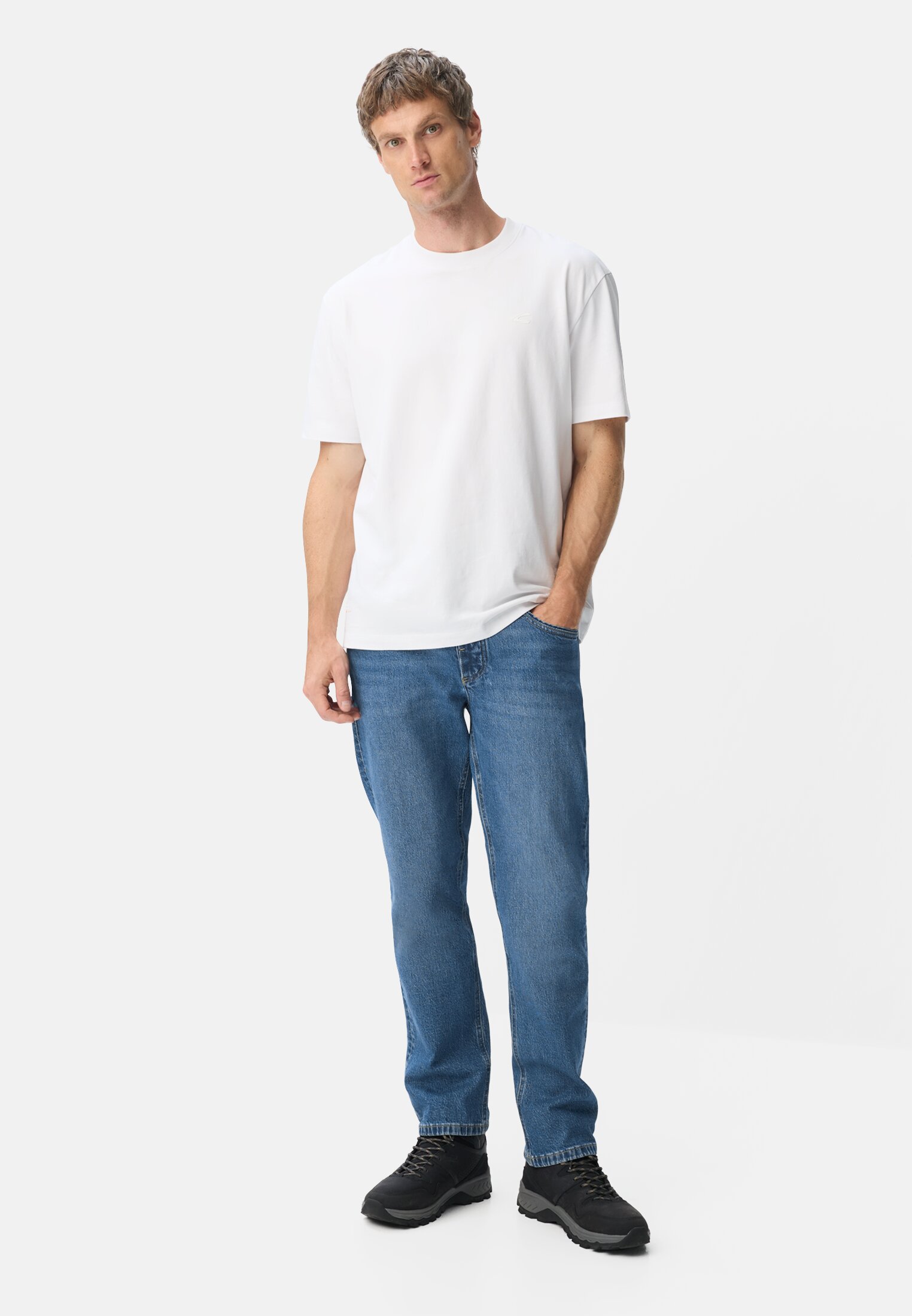 Men Relaxed fit jeans with 2-way stretch Ocean blue worn front full body