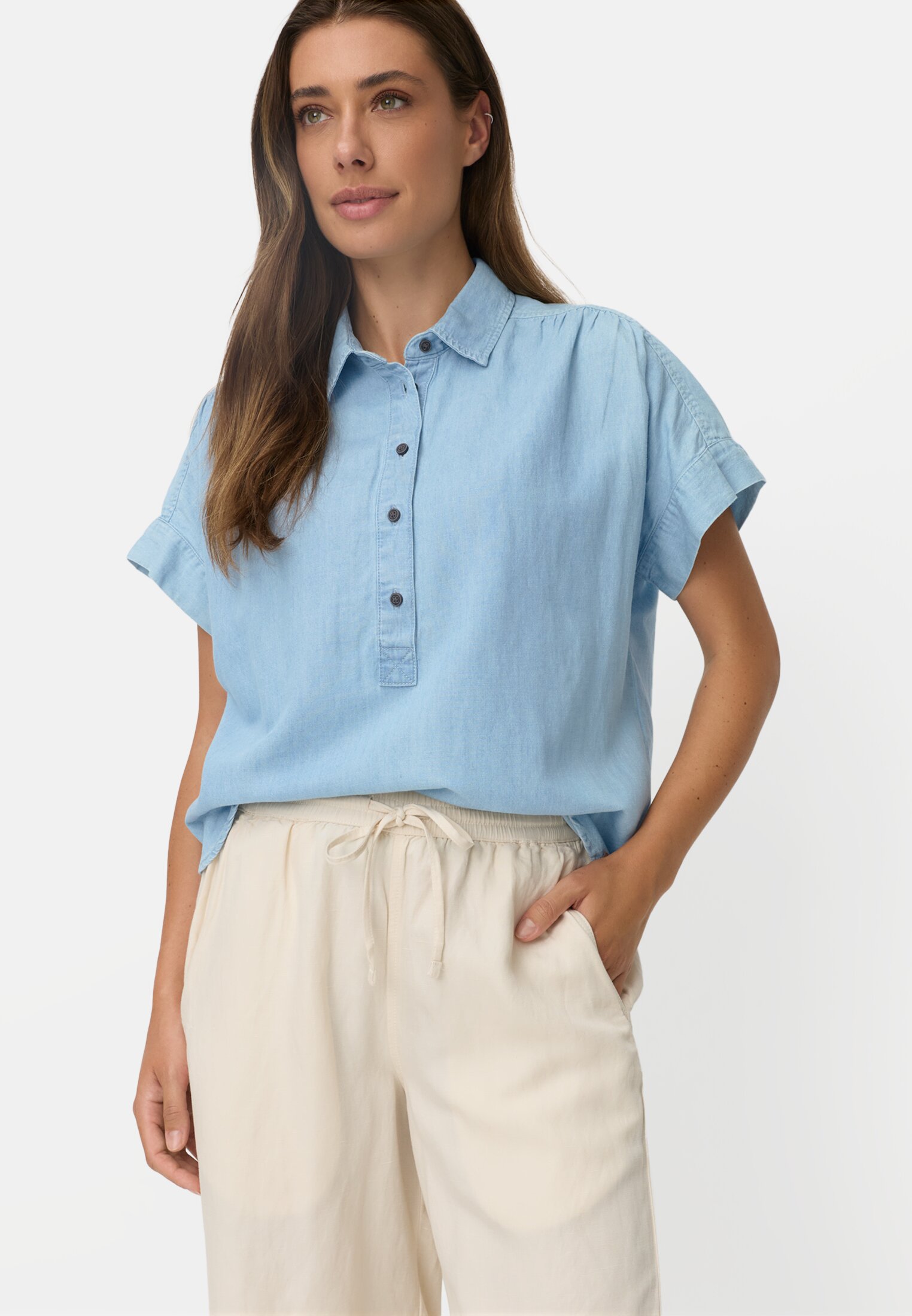 Vrouwen Blouse met korte mouwen en knoopsluiting Lichtblauw gedragen emotional