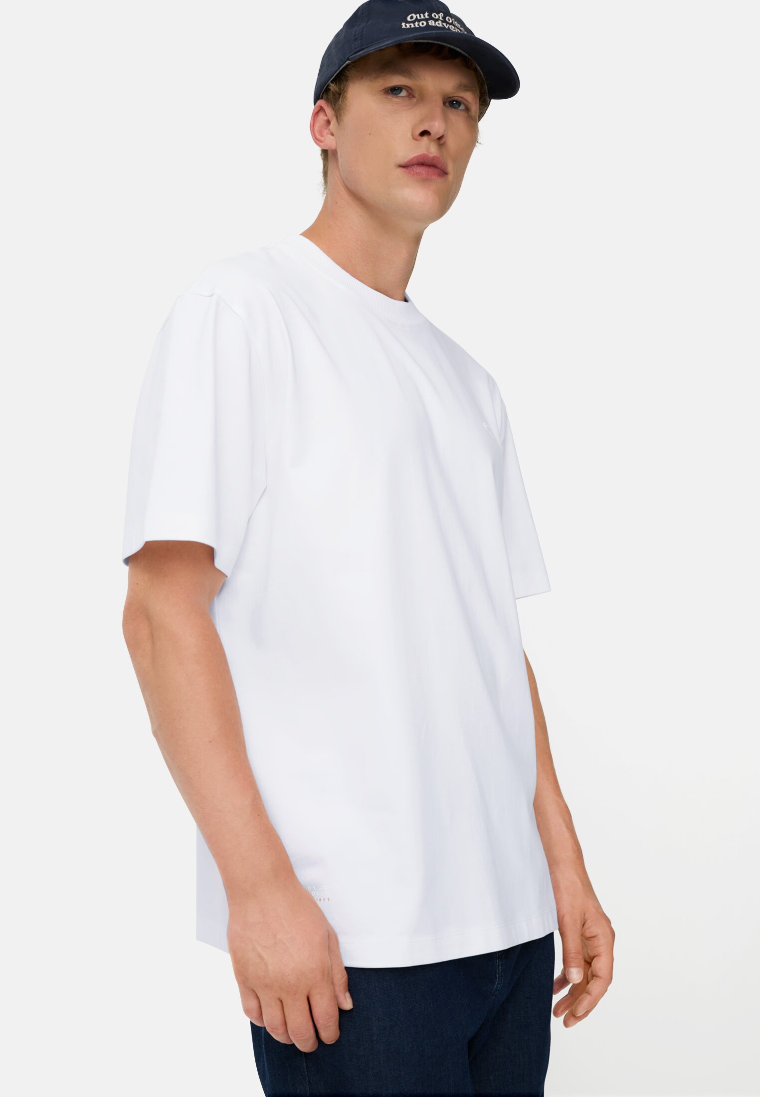 Herren Oversized T-Shirt aus Organic Cotton Weiß getragen emotional