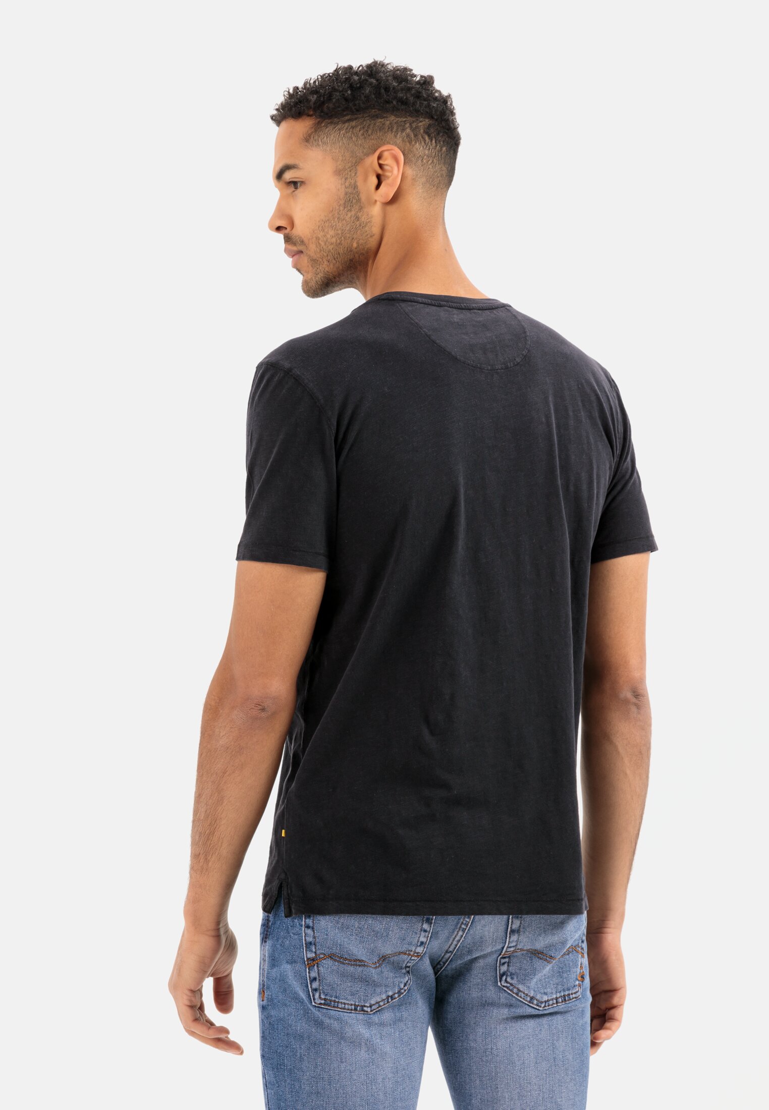 Herren Henley Shirt mit kurzem Arm aus reiner Baumwolle Schwarz getragen hinten