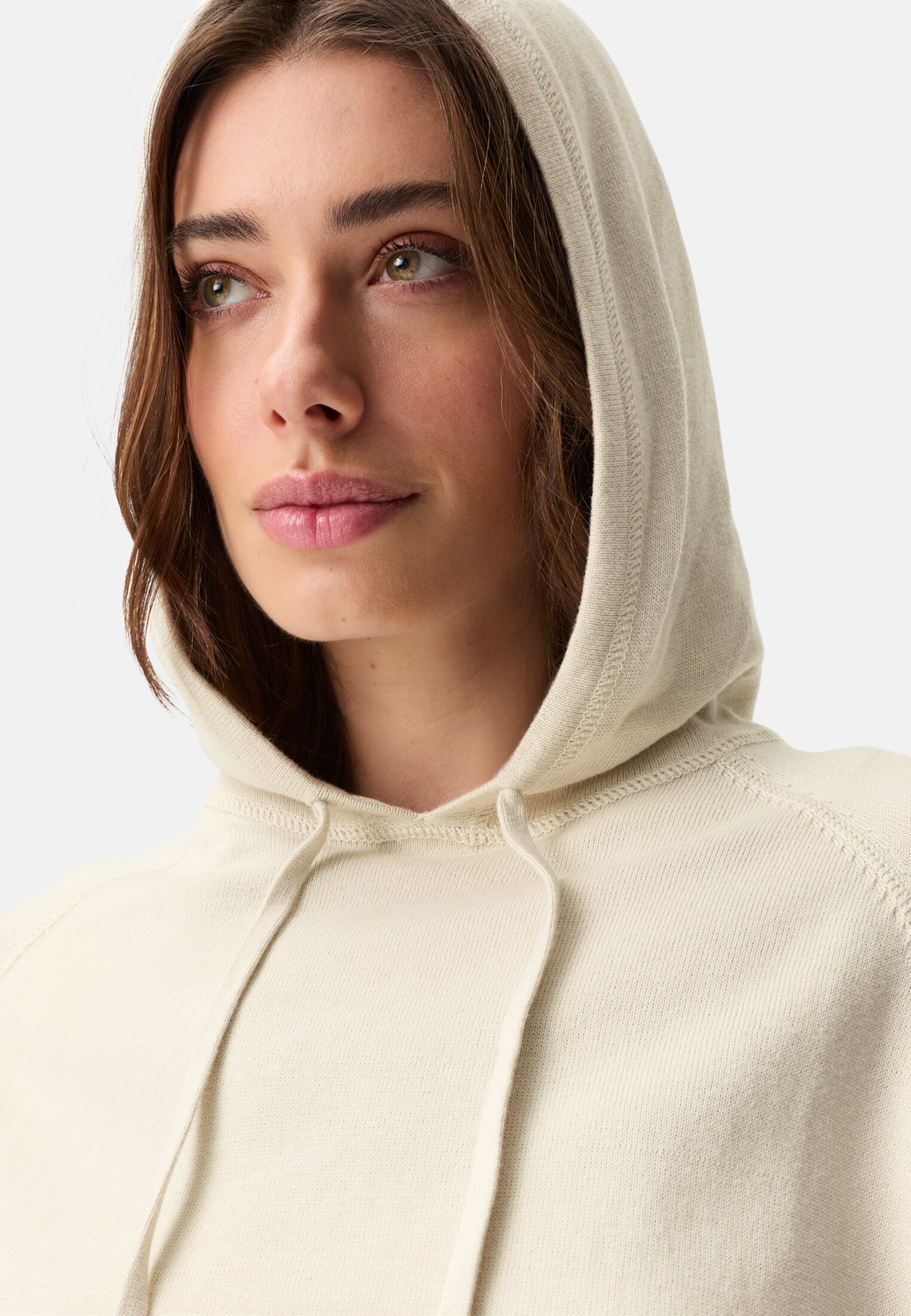 Damen Kurzarm Strickpullover mit Kapuze Perlweiß getragen detailliert nah