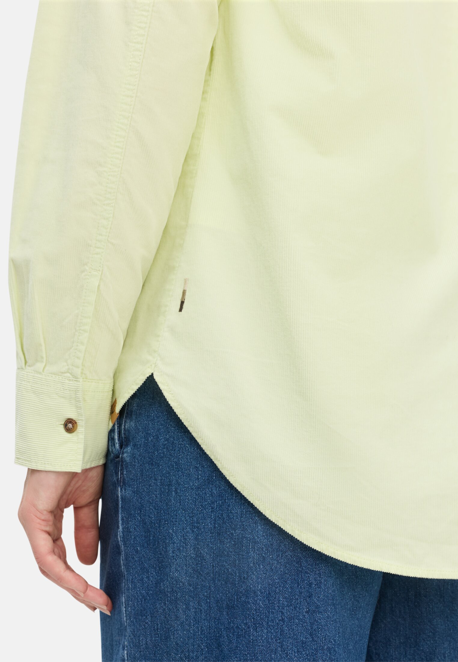 Damen Bluse mit Brusttasche Limettengrün getragen detailliert nah