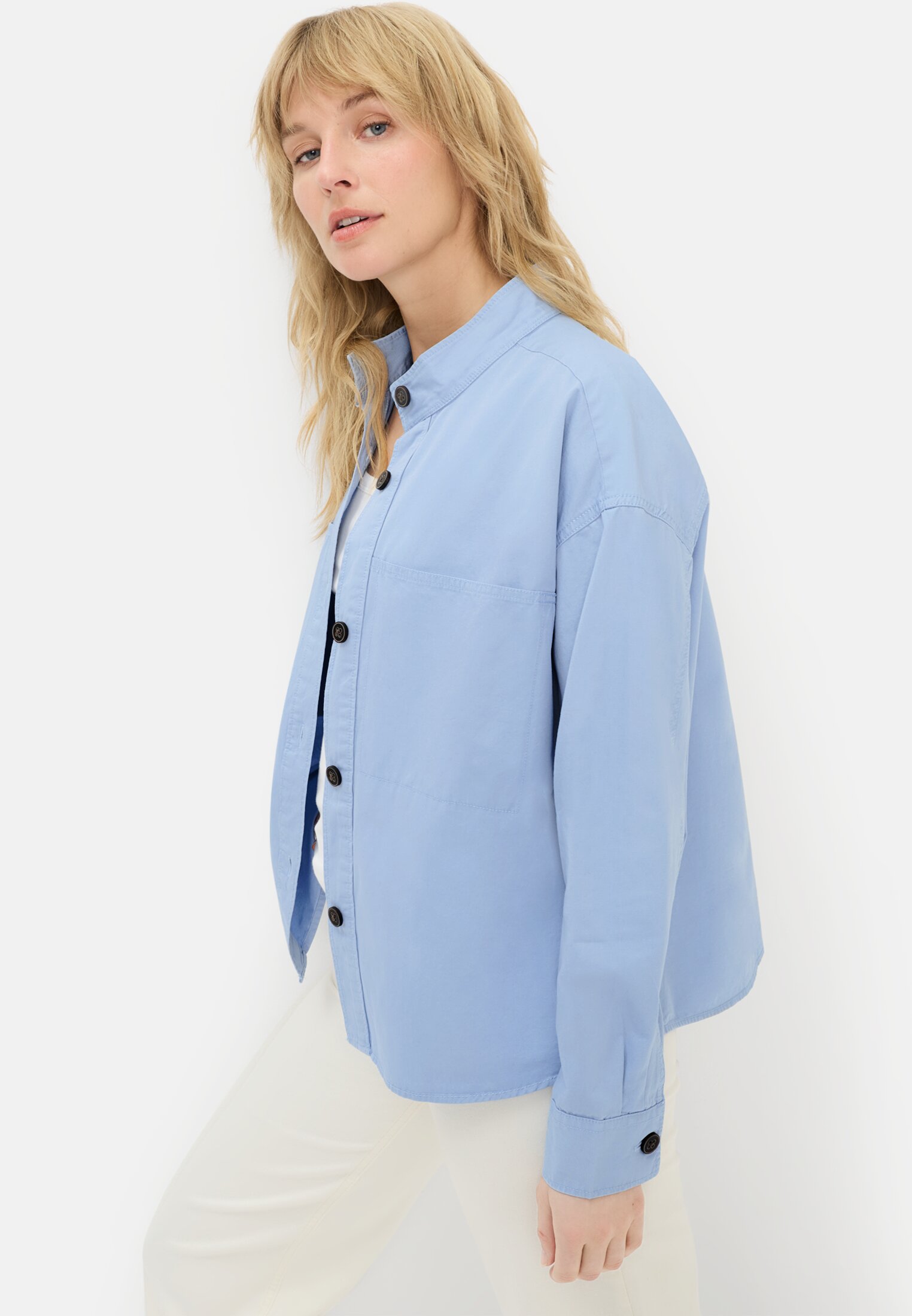 Damen Langarmbluse mit Stehkragen Hellblau getragen emotional