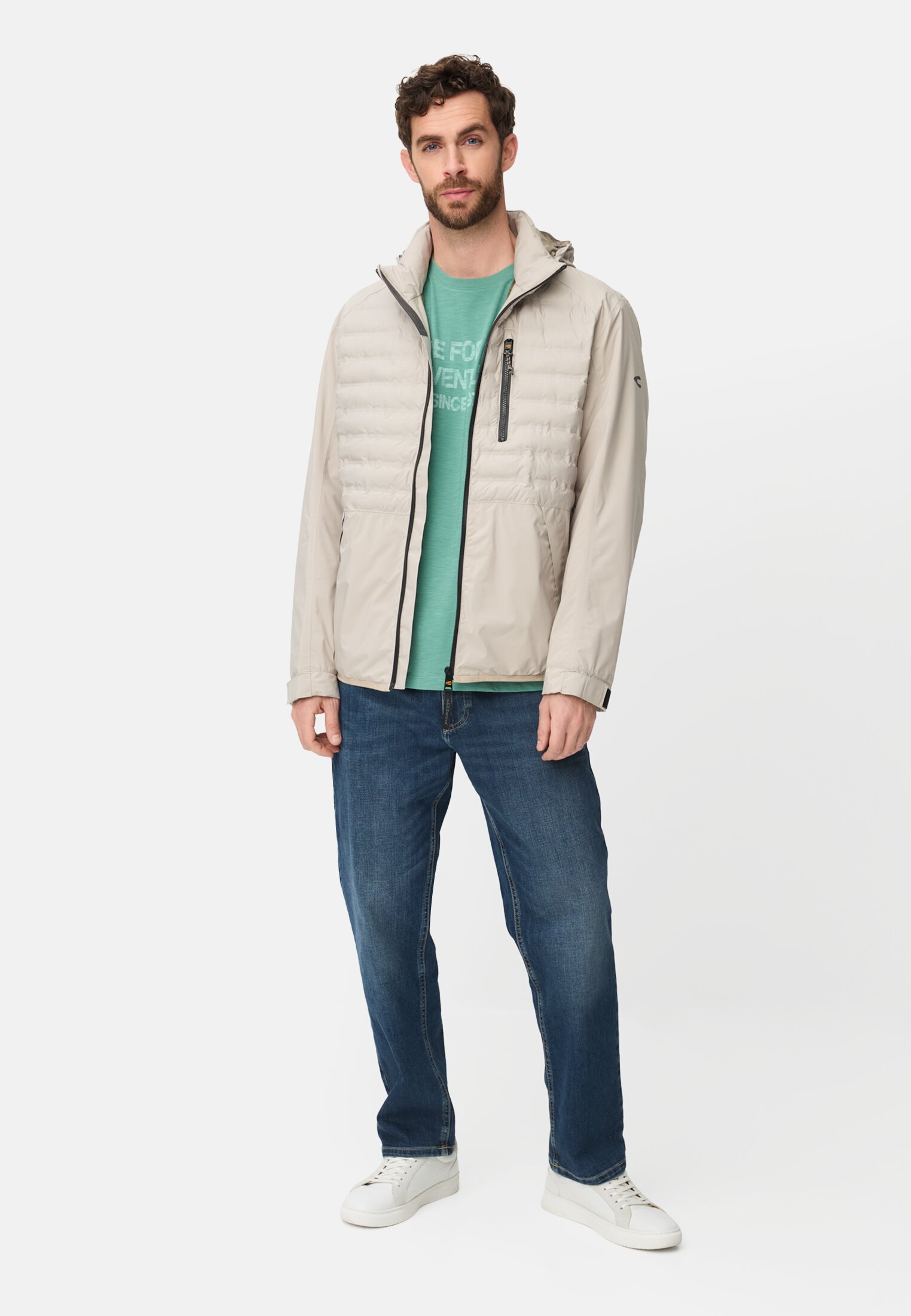 Herren T-Shirt mit reflektierenden Details Lagunengrün getragen vorne Ganzkörper