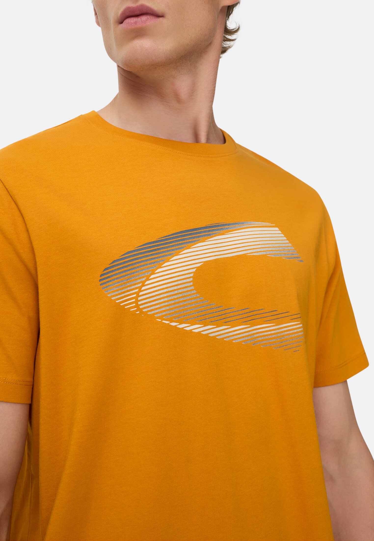 Men Printed T-shirt made from sustainable organic cotton Yellow worn detail close