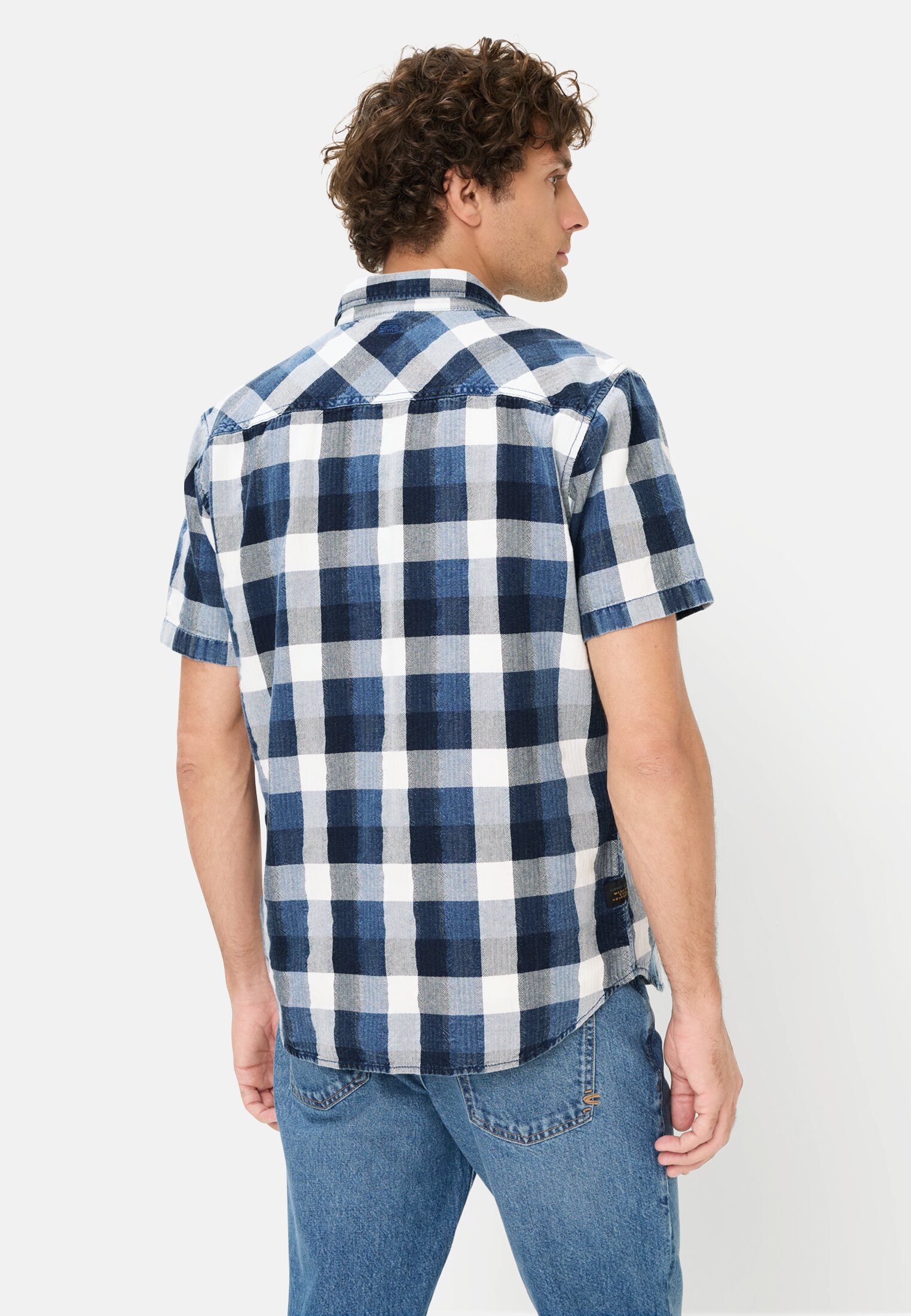 Herren Kurzarmhemd mit Brusttaschen Indigoblau getragen hinten