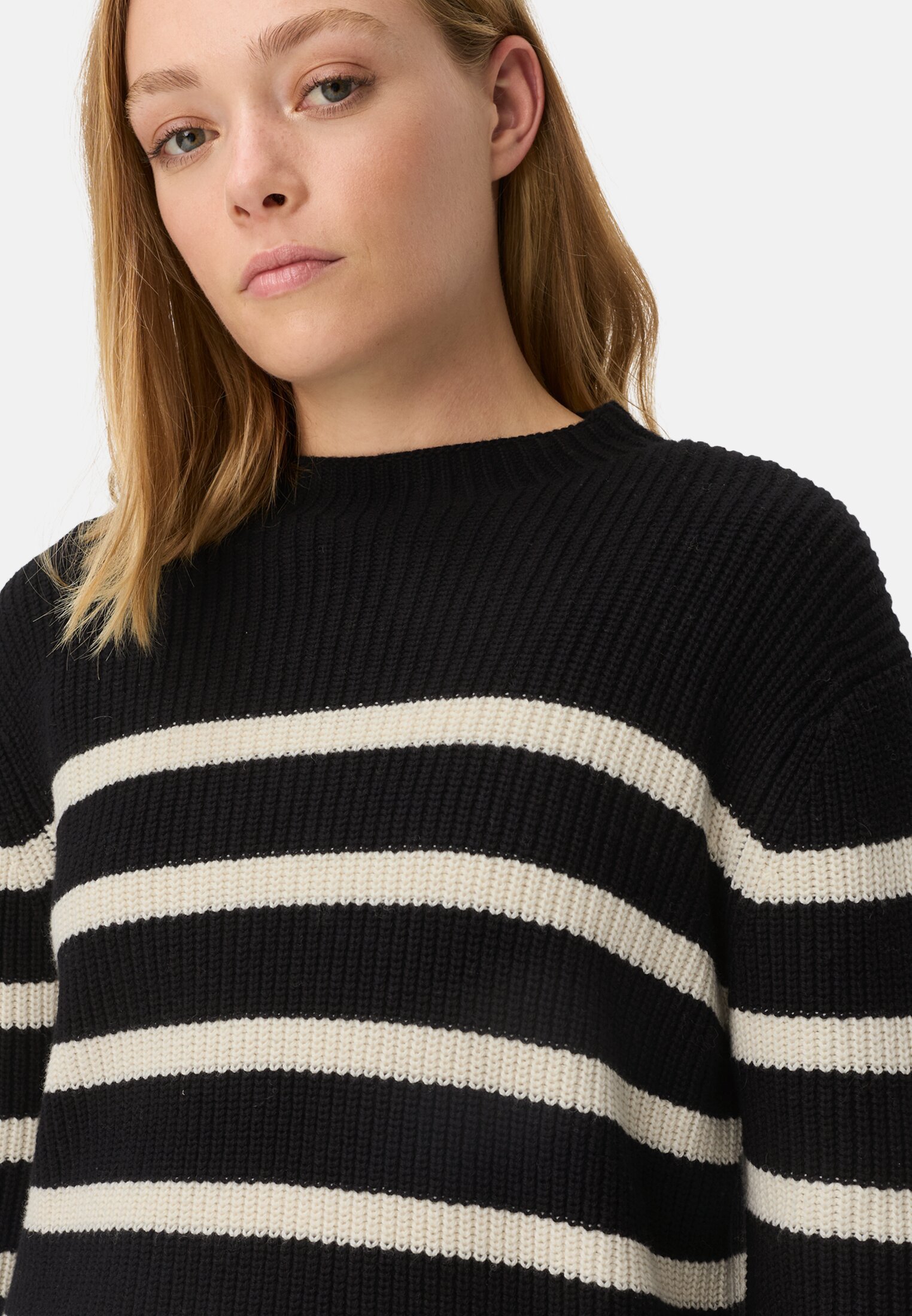 Damen Strickpullover mit Streifen Kaviar getragen detailliert nah