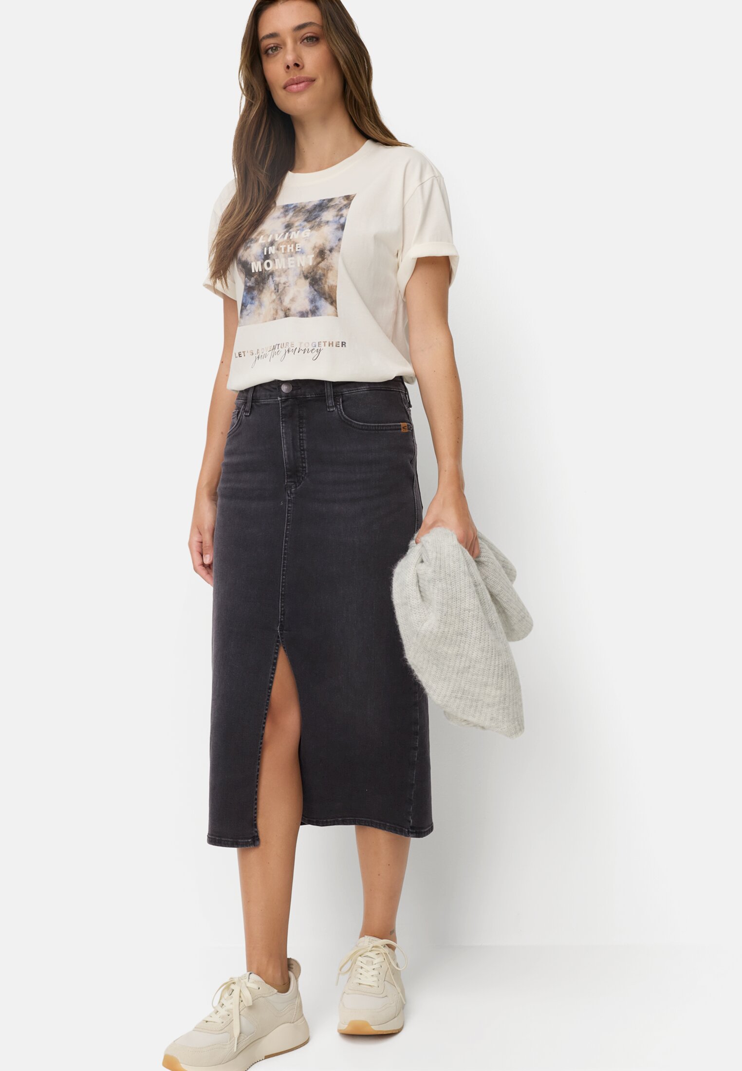 Damen Midi-Jeansrock mit geschlitztem Saum Schwarz getragen emotional