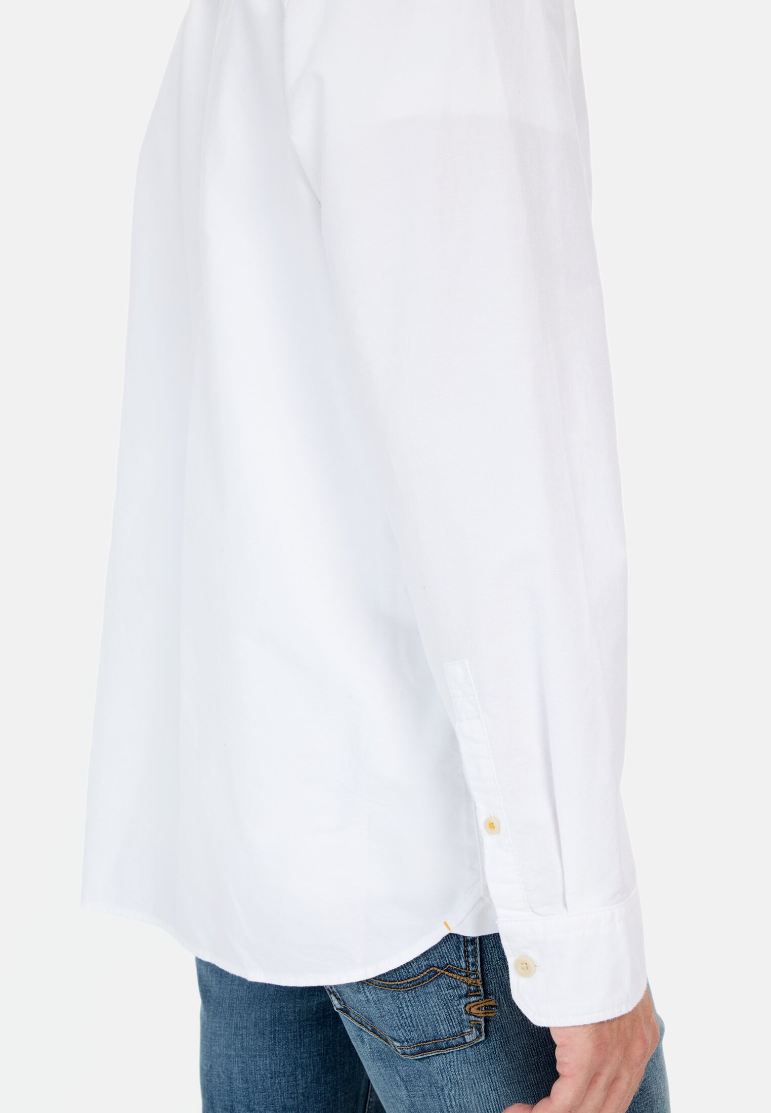 Herren Oxford Hemd aus zertifiziertem Organic Cotton Weiß getragen detailliert nah