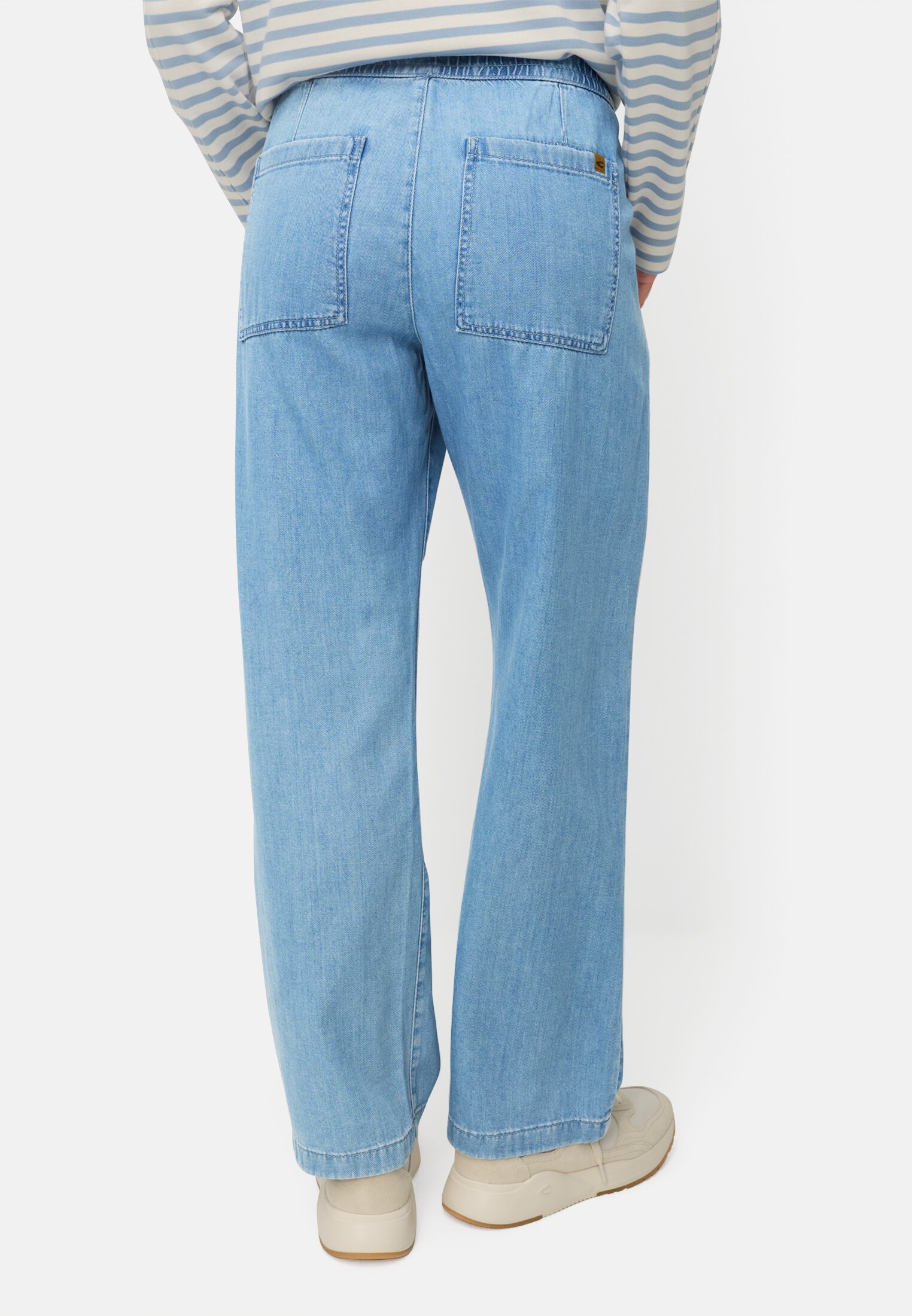 Damen Denim Hose aus einem Baumwollmix Hellblau getragen hinten