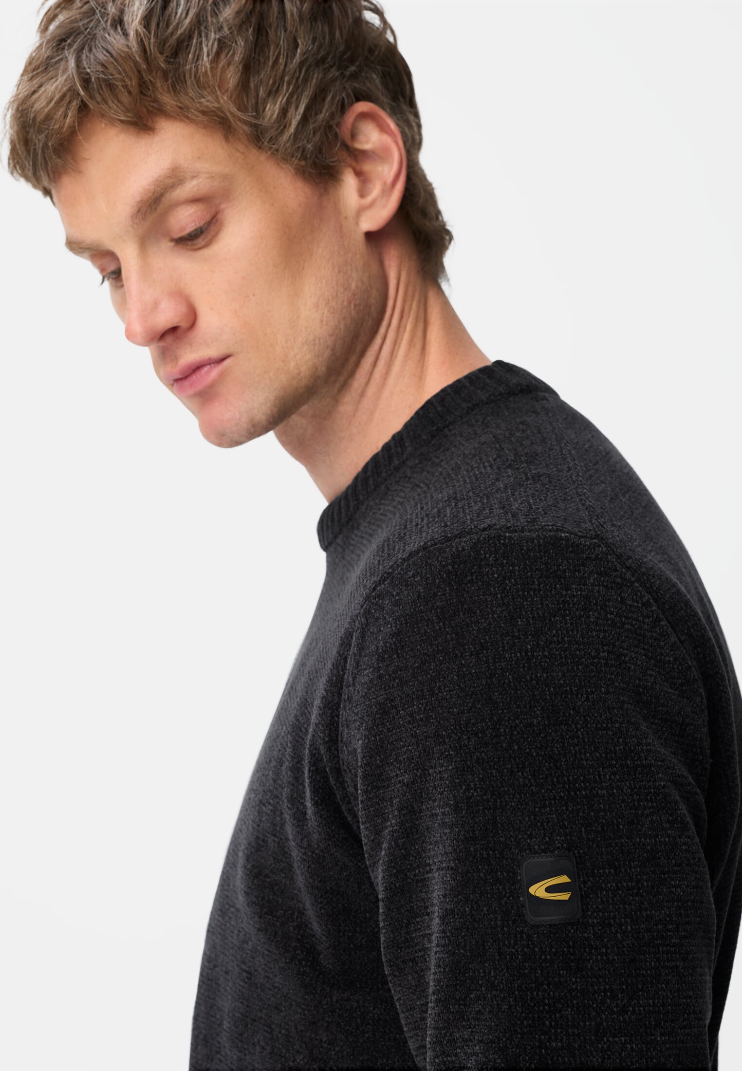 Herren Pullover mit seitlichem Strick-Einsatz Navyblau getragen detailliert nah