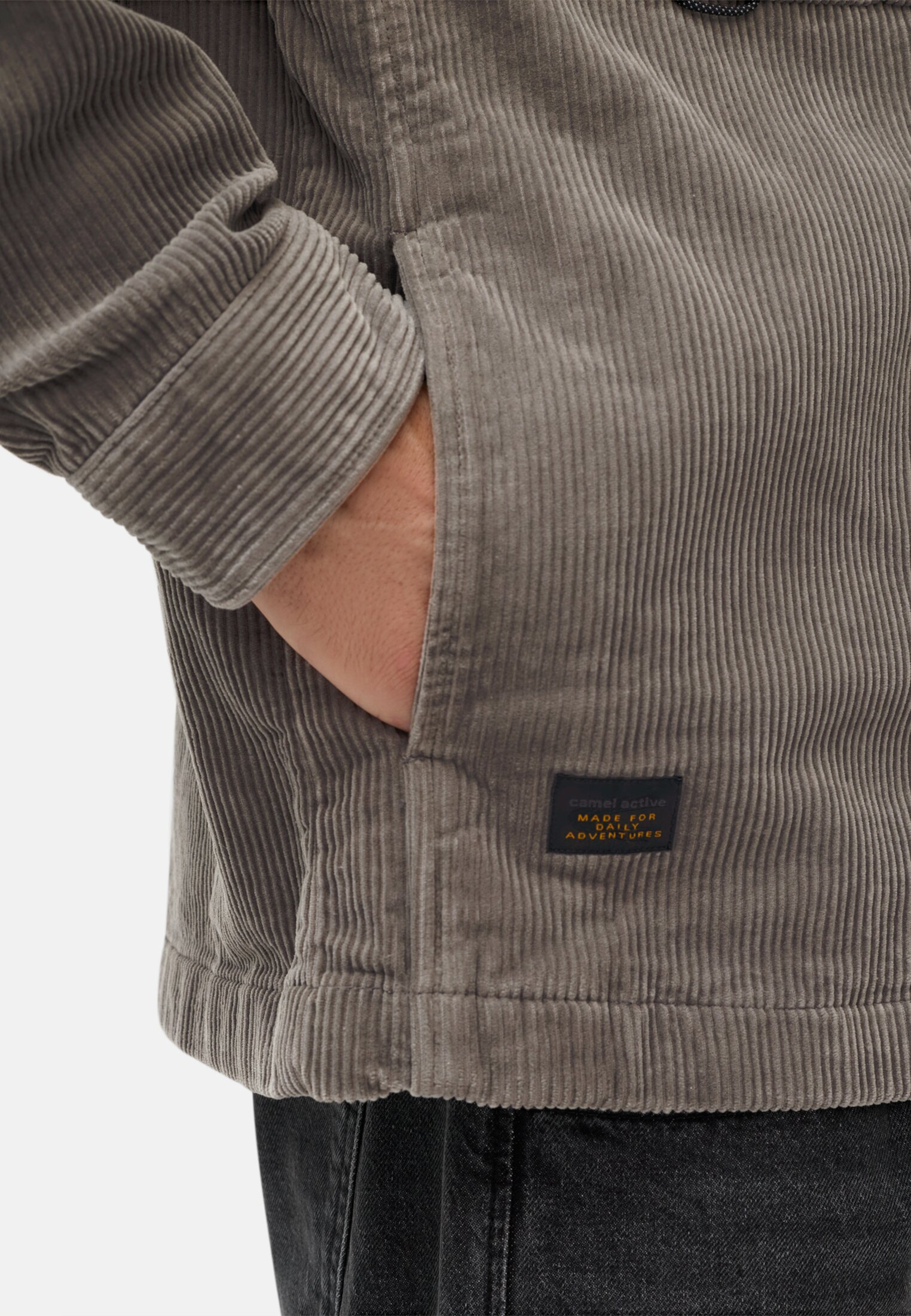 Herren Cord Overshirt mit Druckknöpfen Steingrau getragen detailliert nah