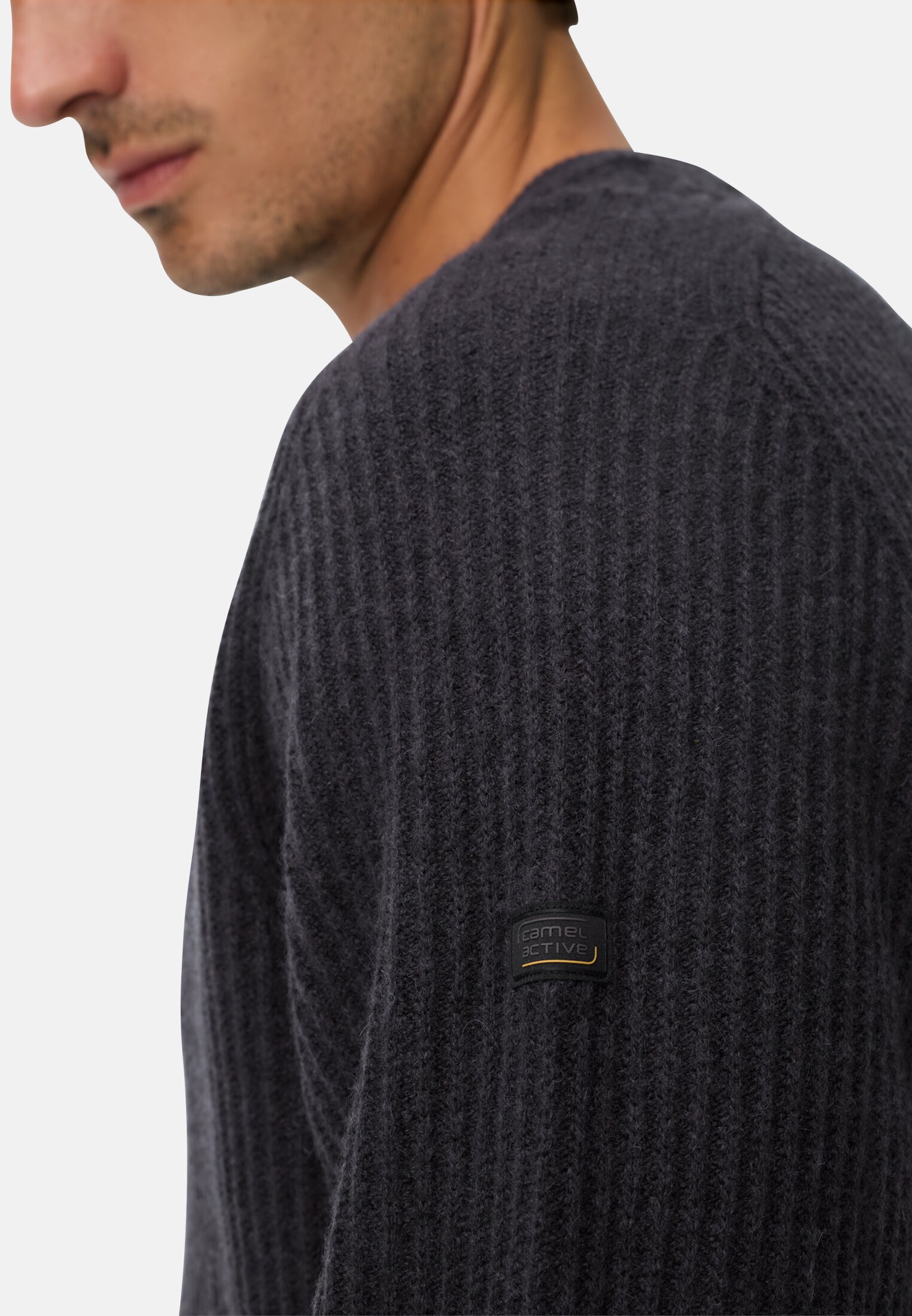 Herren Pullover aus reiner Wolle Navyblau getragen detailliert nah