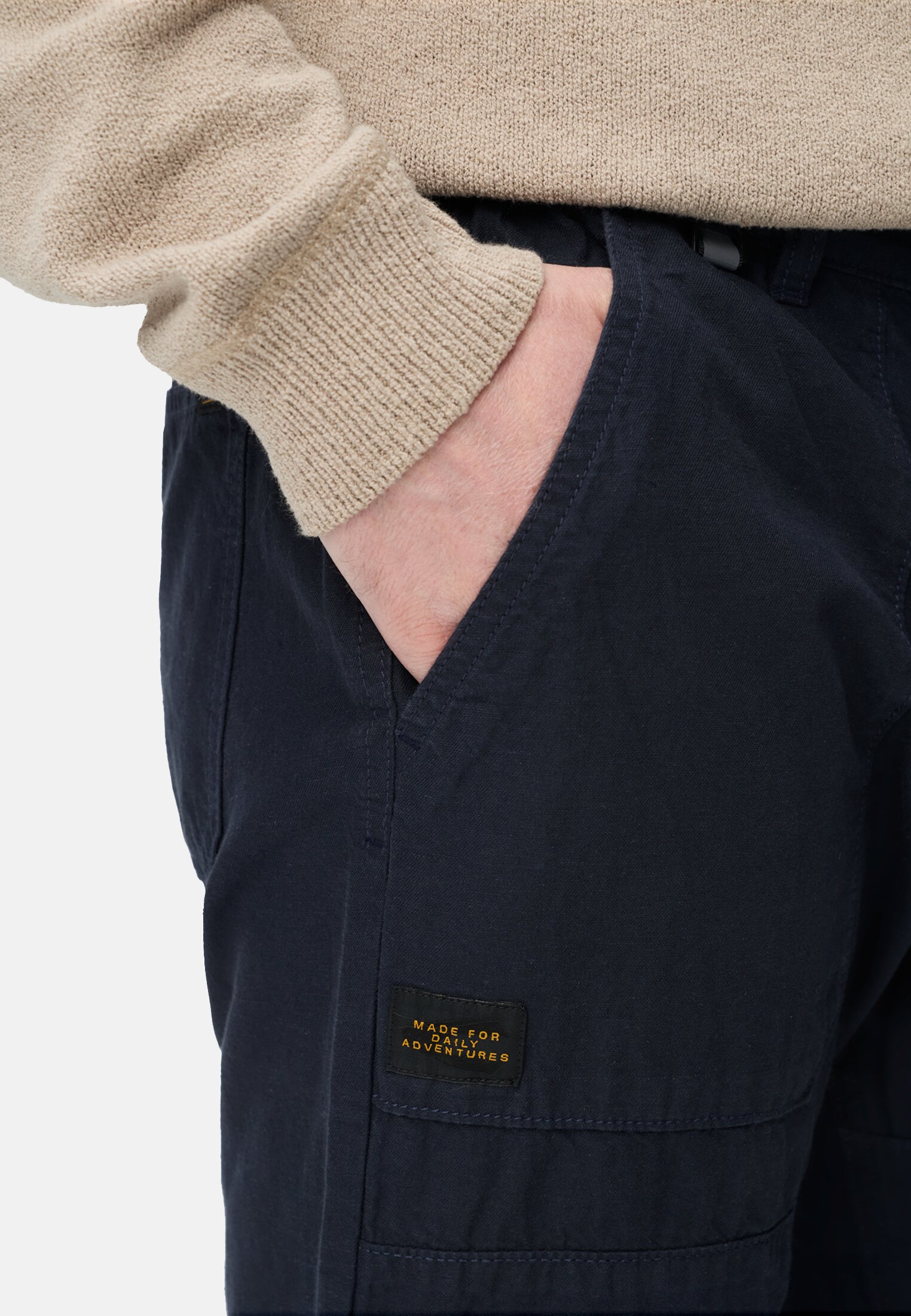 Men Chino trousers with drawstring Dark Blue worn detail close