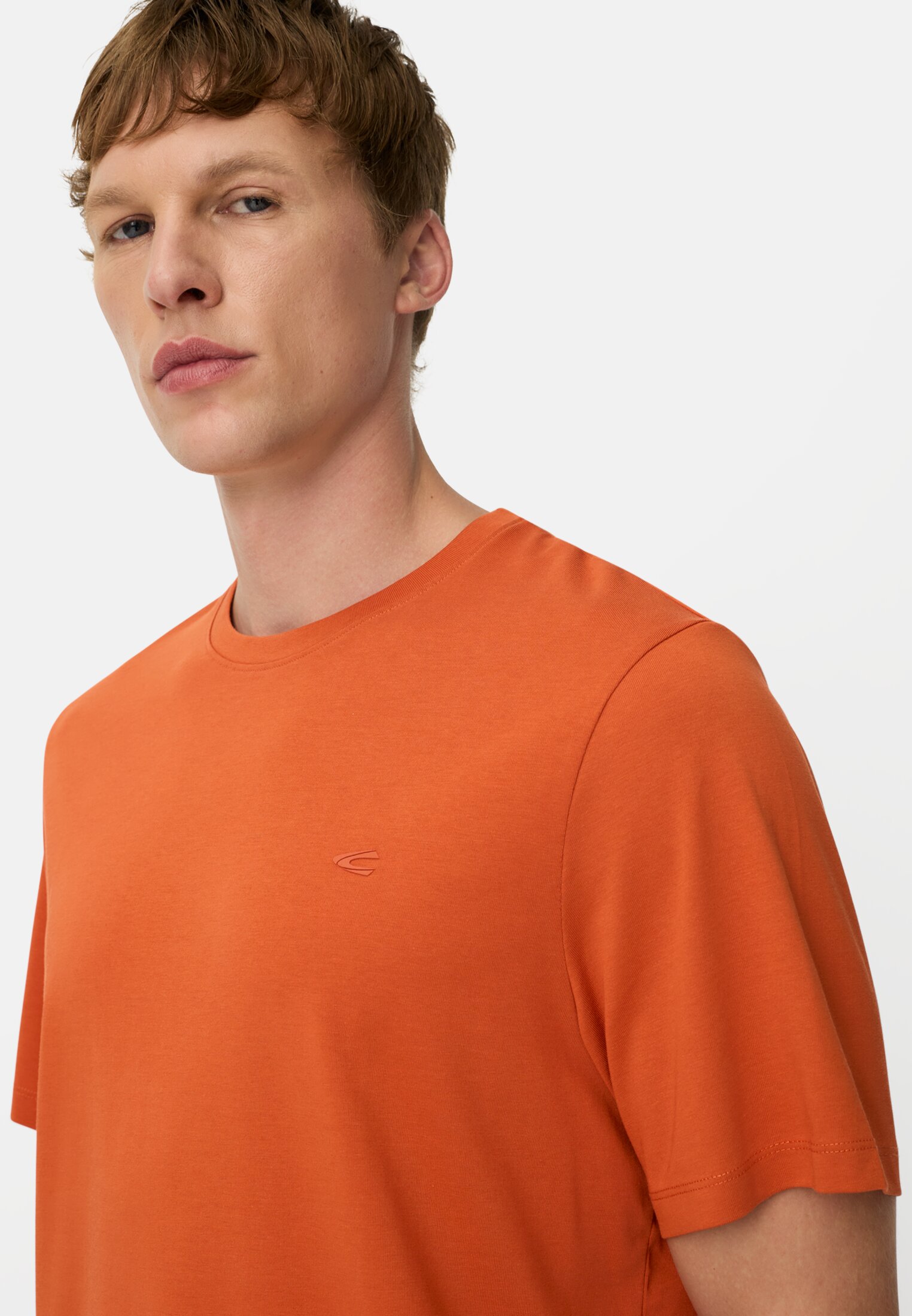 Herren fleXXXactive© T-Shirt mit 4-Wege-Stretch Orange getragen detailliert nah