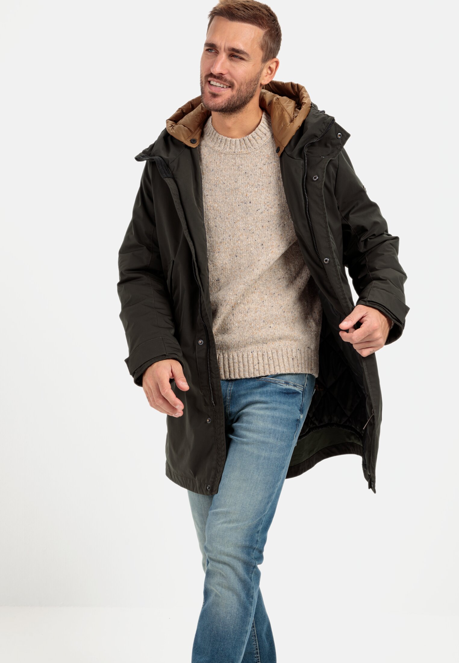 MI_410780-2O75-94_M4-00 Herren Warmer Mantel mit herausnehmbarer Innenkapuze Dunkel khaki getragen emotional