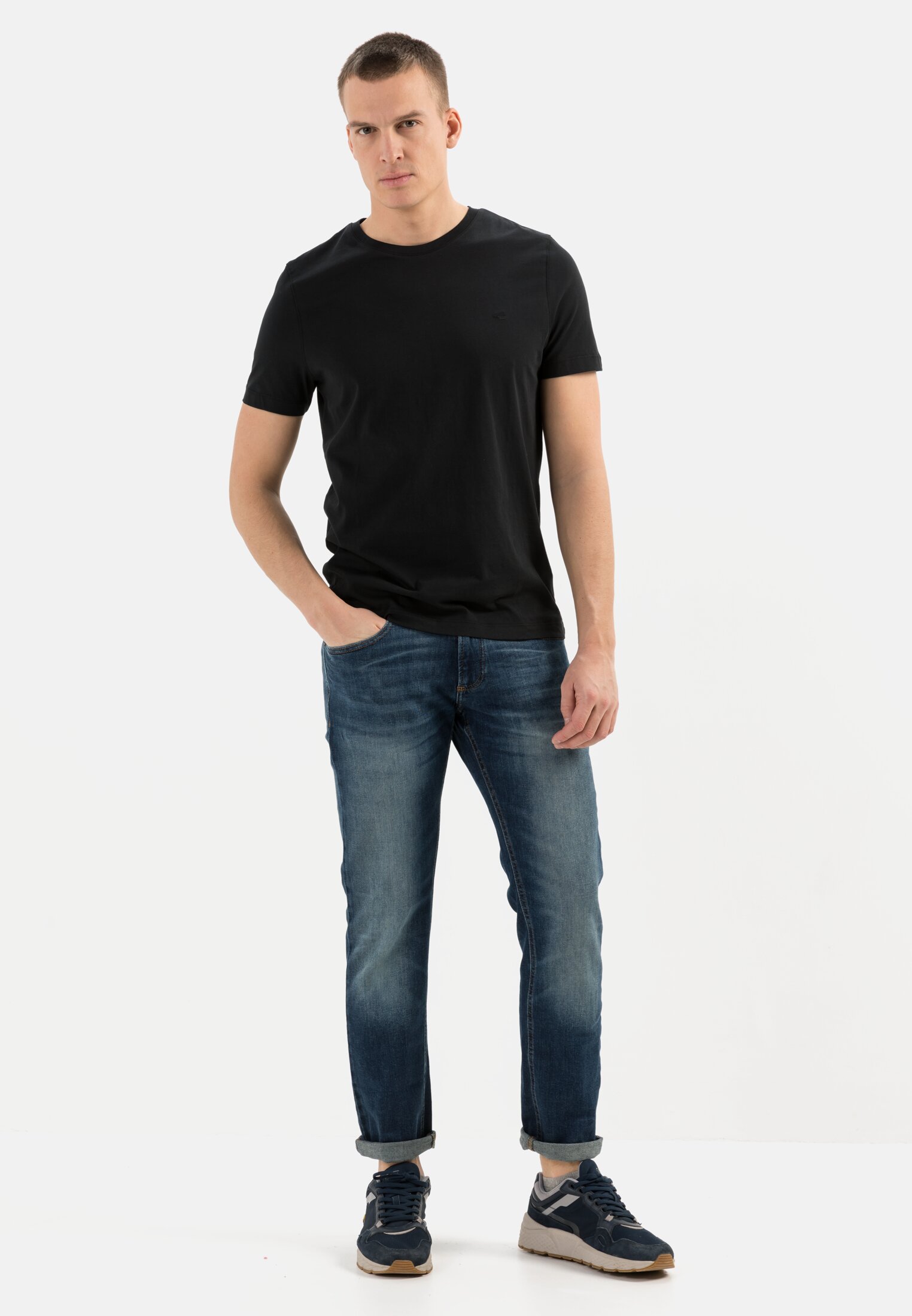 MI_409641-9T01-88_M3-00 Herren Basic T-Shirt mit Rundhals aus Organic Cotton Schwarz getragen vorne Ganzkörper