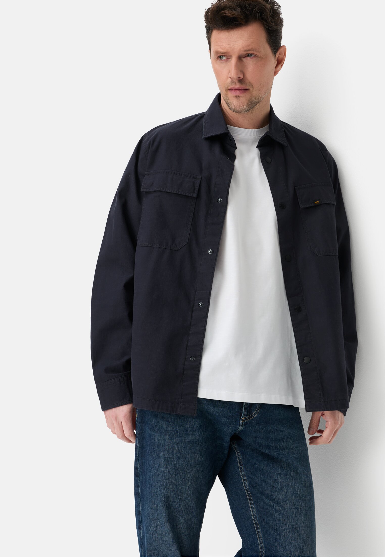 Herren T-Shirt aus reiner Baumwolle Weiß getragen emotional