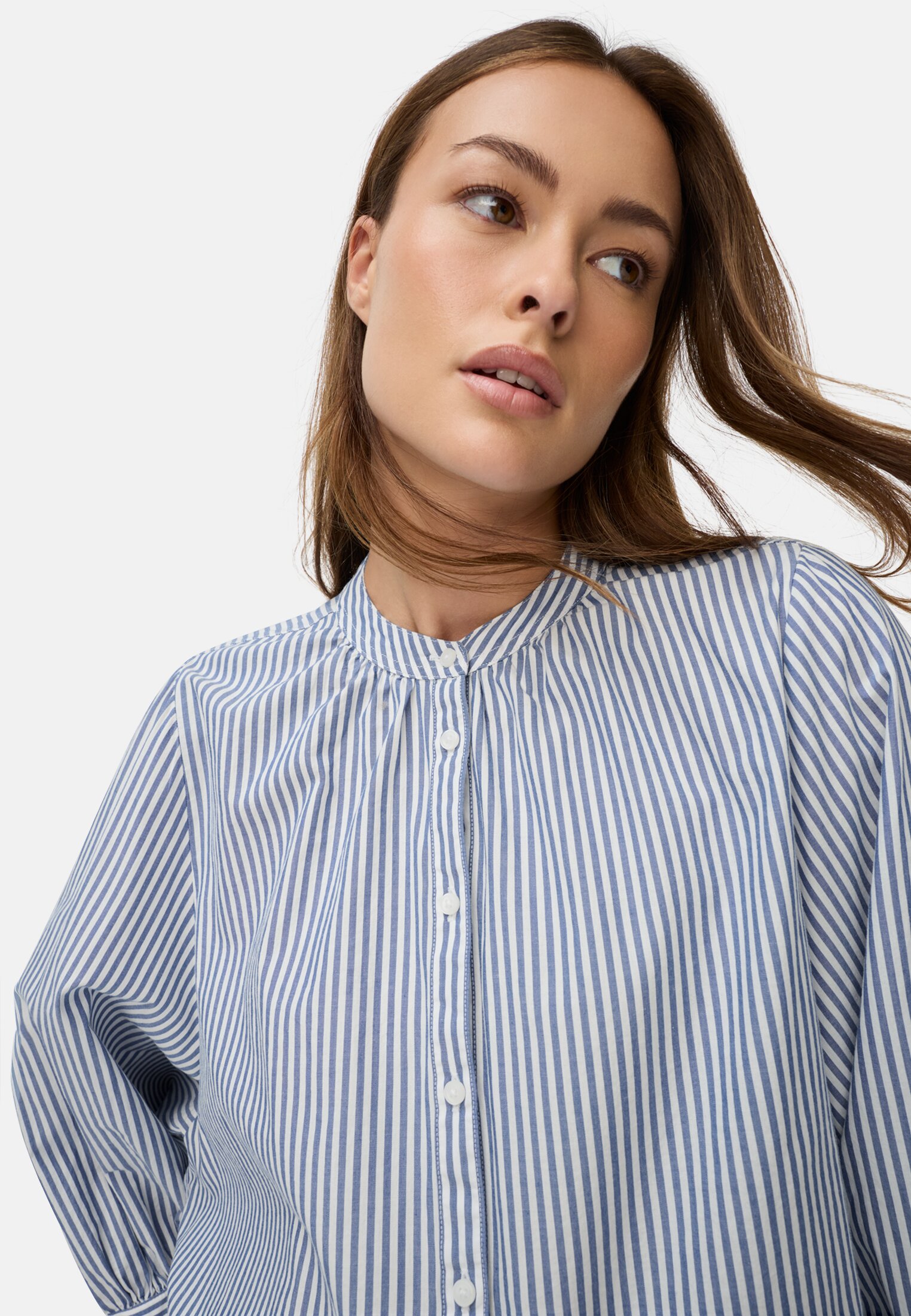 Damen Bluse aus reiner Baumwolle Blau gestreift getragen emotional