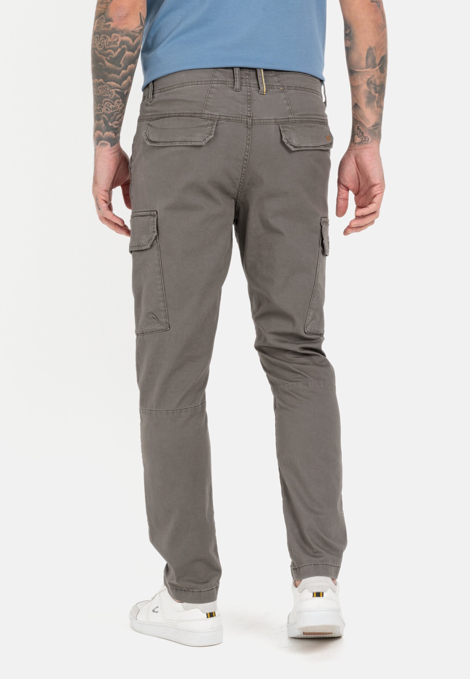 Men Tapered fit cargo pants Grey worn back