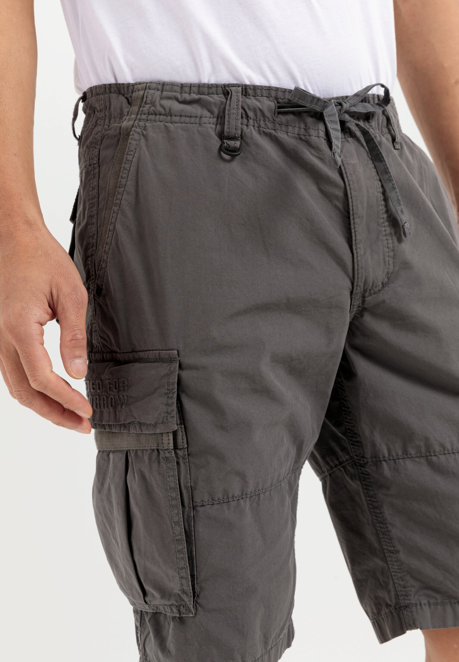 Herren Cargo Shorts Regular Fit Dunkelgrau getragen detailliert nah