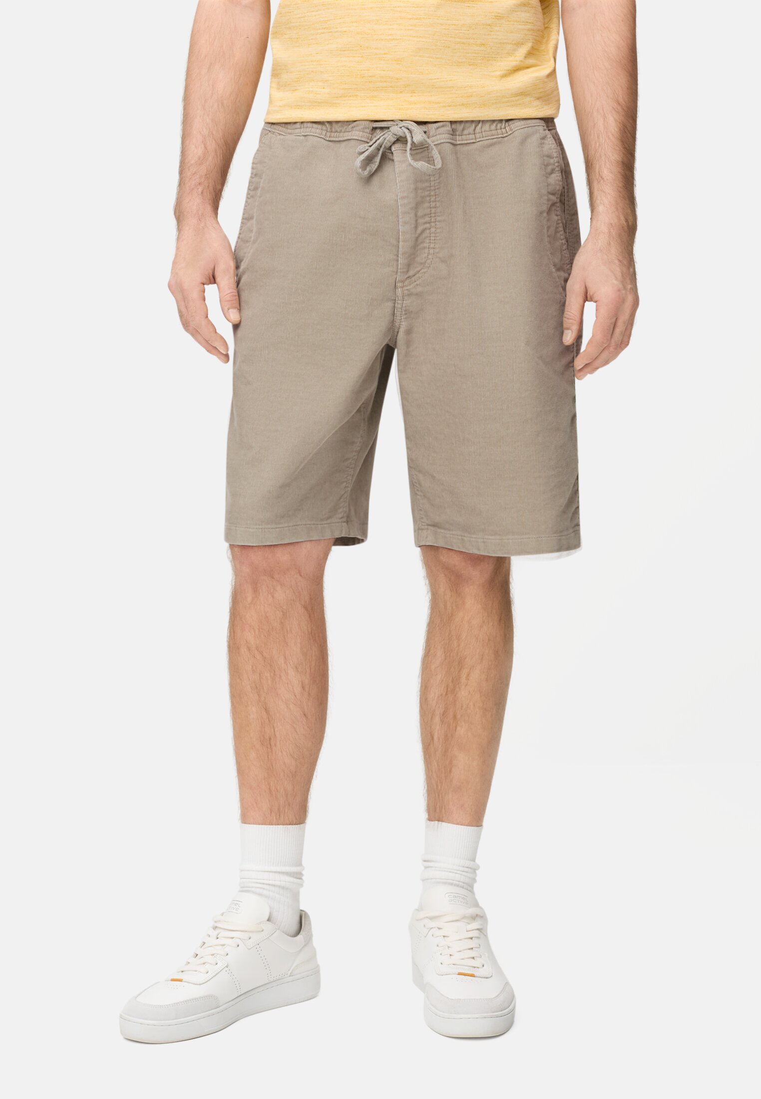 Herren Bermuda Shorts mit Tunnelzug Beige getragen vorn