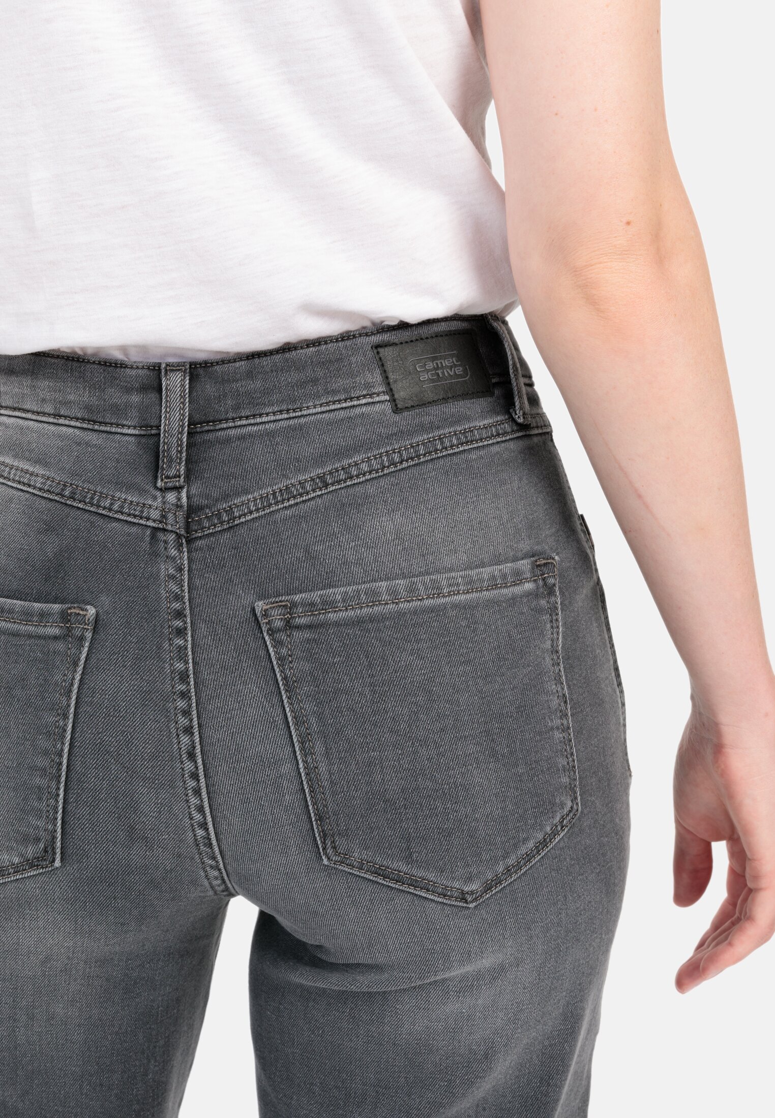 Damen Mom Fit 5-Pocket Jeans Dunkel Grau getragen detailliert nah