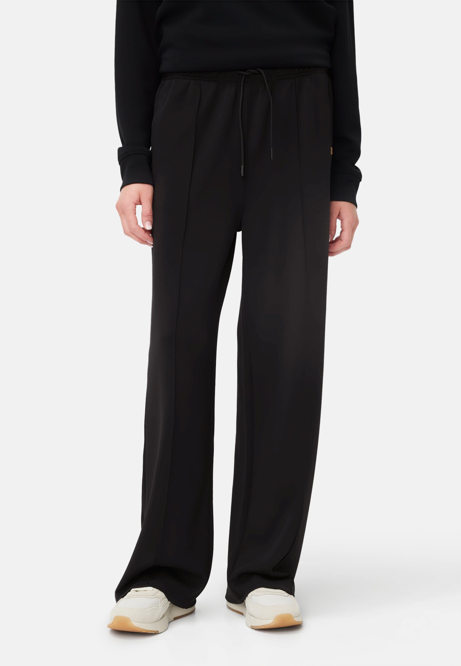 camelactive_Hose_Schwarz_377505-6F04-08_M0 Damen Casual Pants im Jogger-Stil mit elastischem Bund Kaviar getragen vorn