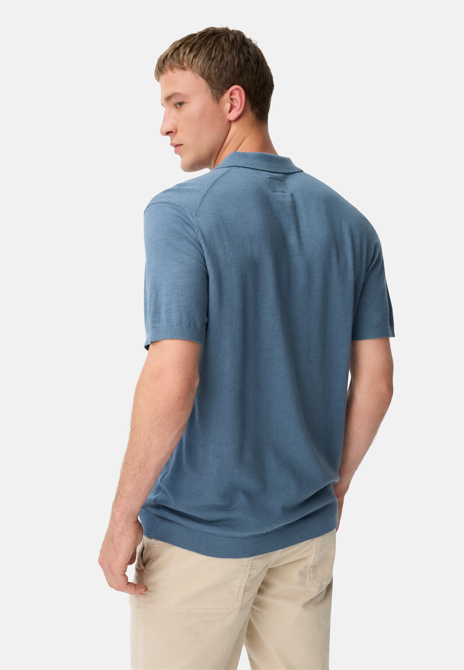 Herren Leichtes Strick-Polo aus reiner Baumwolle Steinblau getragen hinten