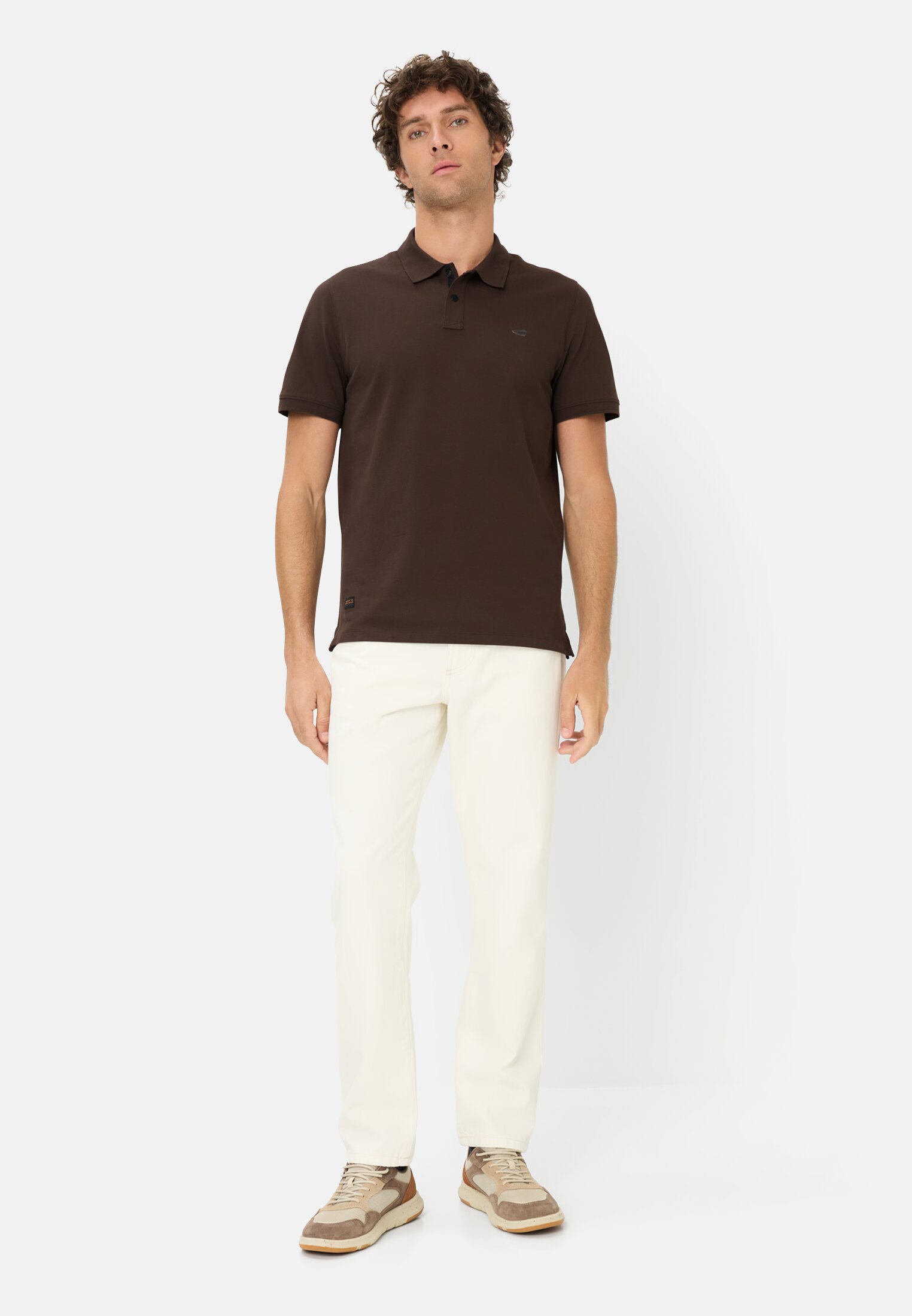 Herren Poloshirt mit Kontrastdetails Erdbraun getragen vorne Ganzkörper