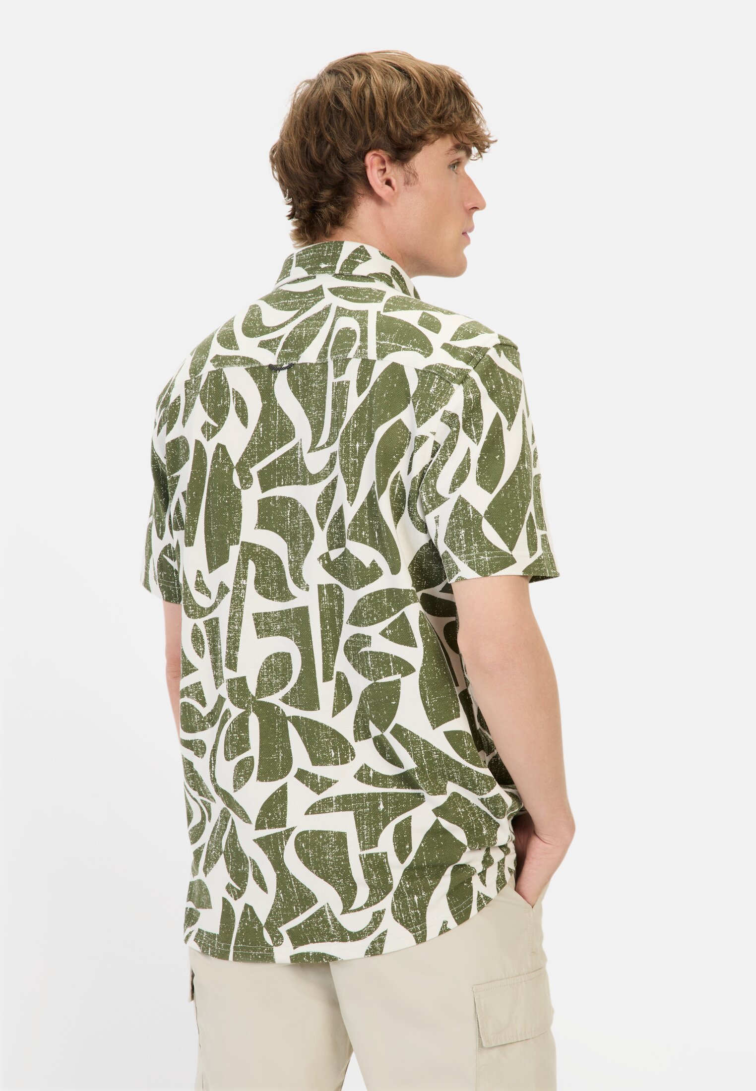 camelactive_Langarmshirt_Ecru_409269-5S69-03_M2 Herren Kurzarm-Hemd aus Piqué-Baumwolle Grün getragen hinten