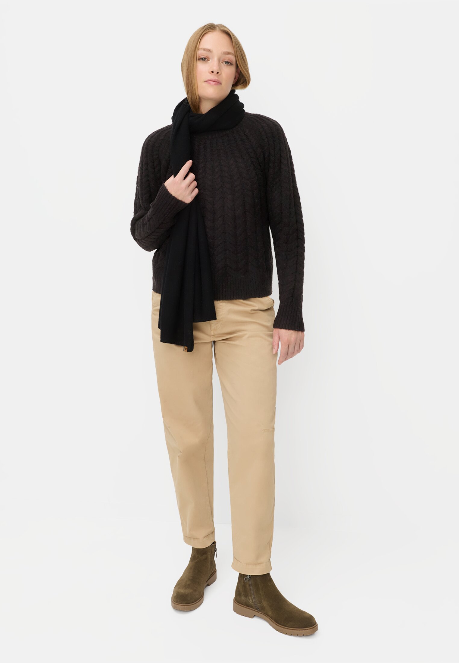 Damen Strickpullover mit Rundhalskragen Kaviar getragen vorne Ganzkörper